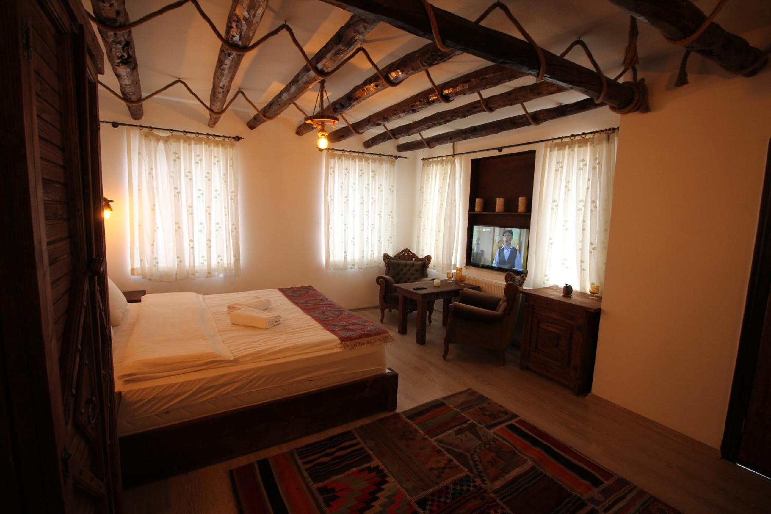 Honeymoon Suite with Jacuzzi - Photo 14