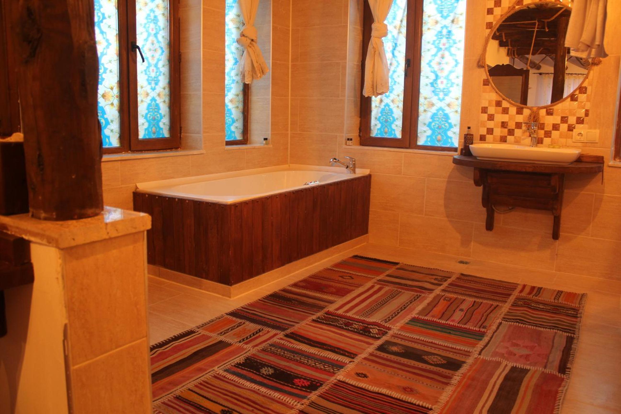 Honeymoon Suite with Jacuzzi - Photo 15