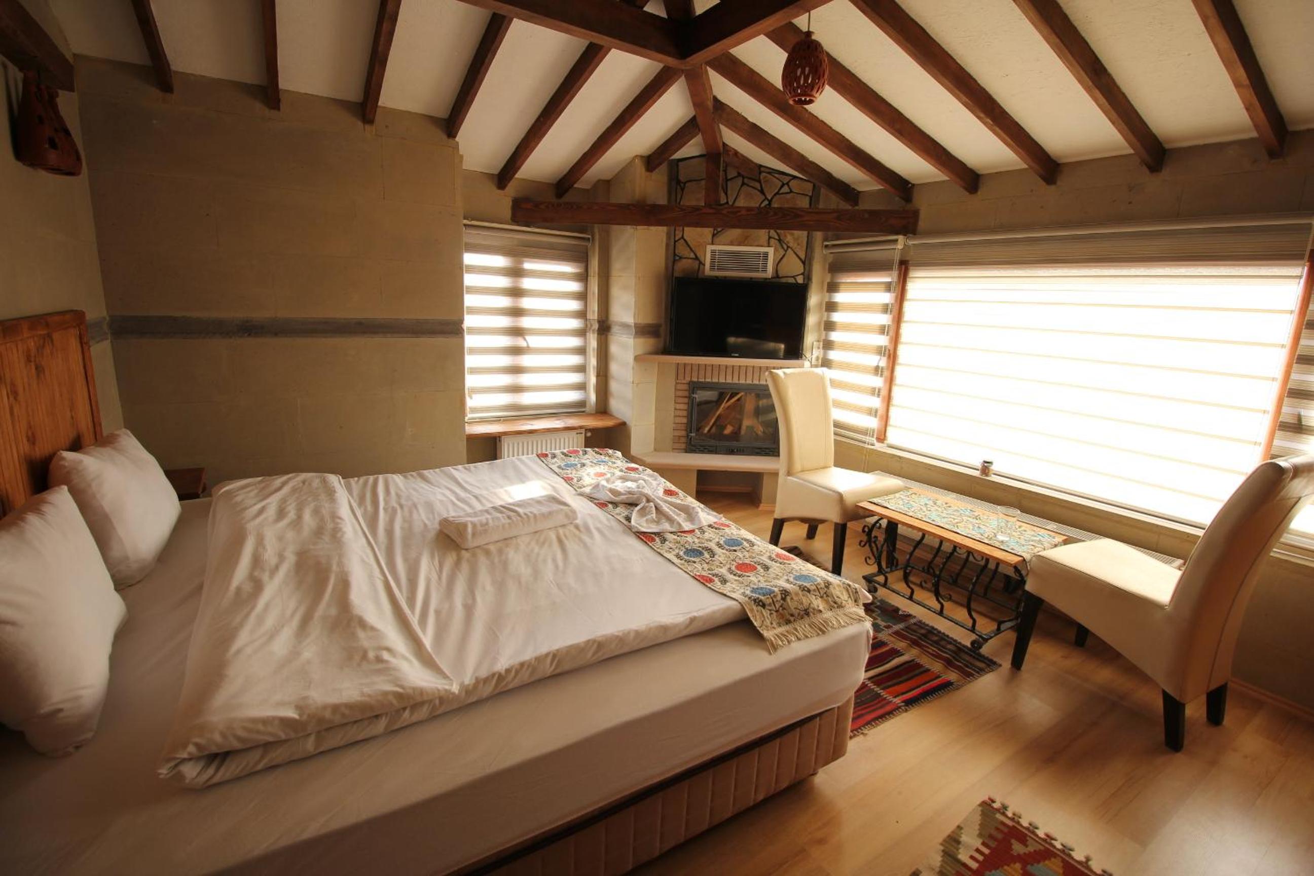 Deluxe Double Room with Fireplace - Photo 9