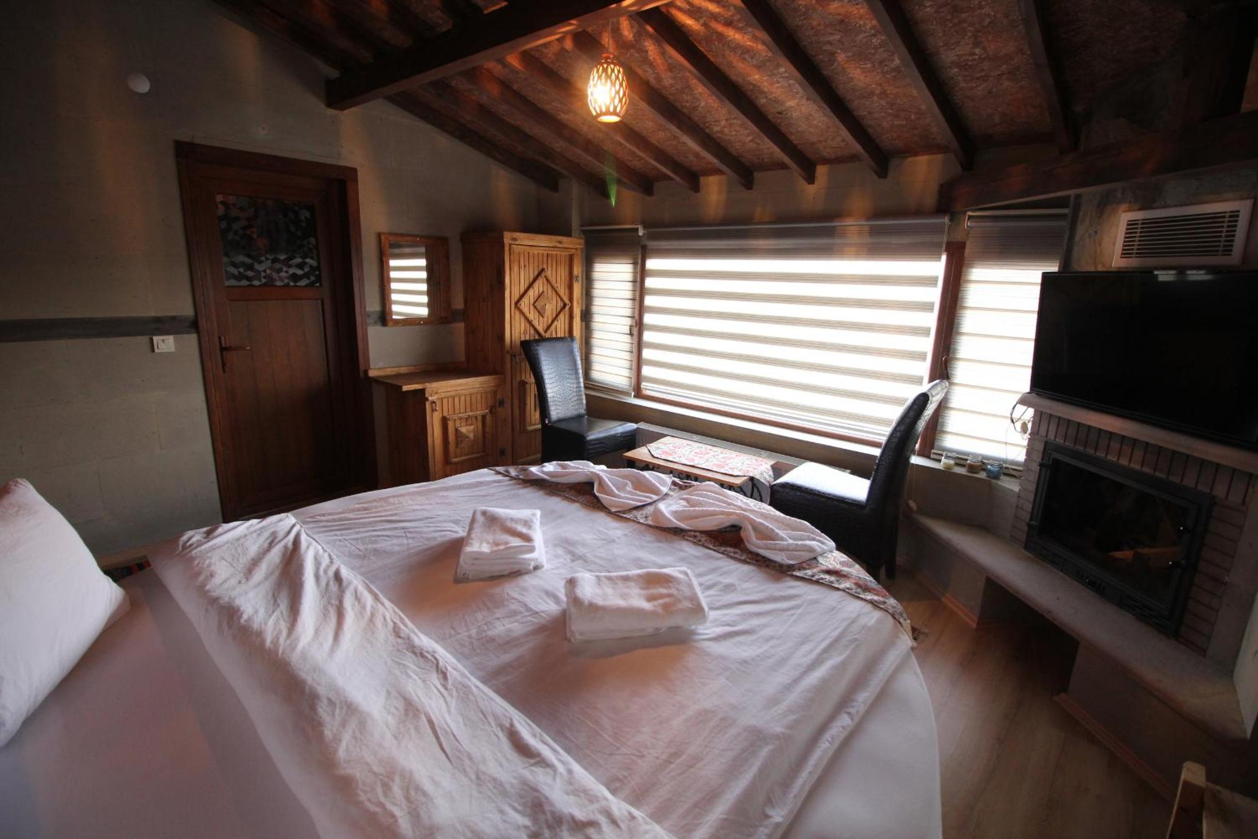 Deluxe Double Room with Fireplace - Photo 8