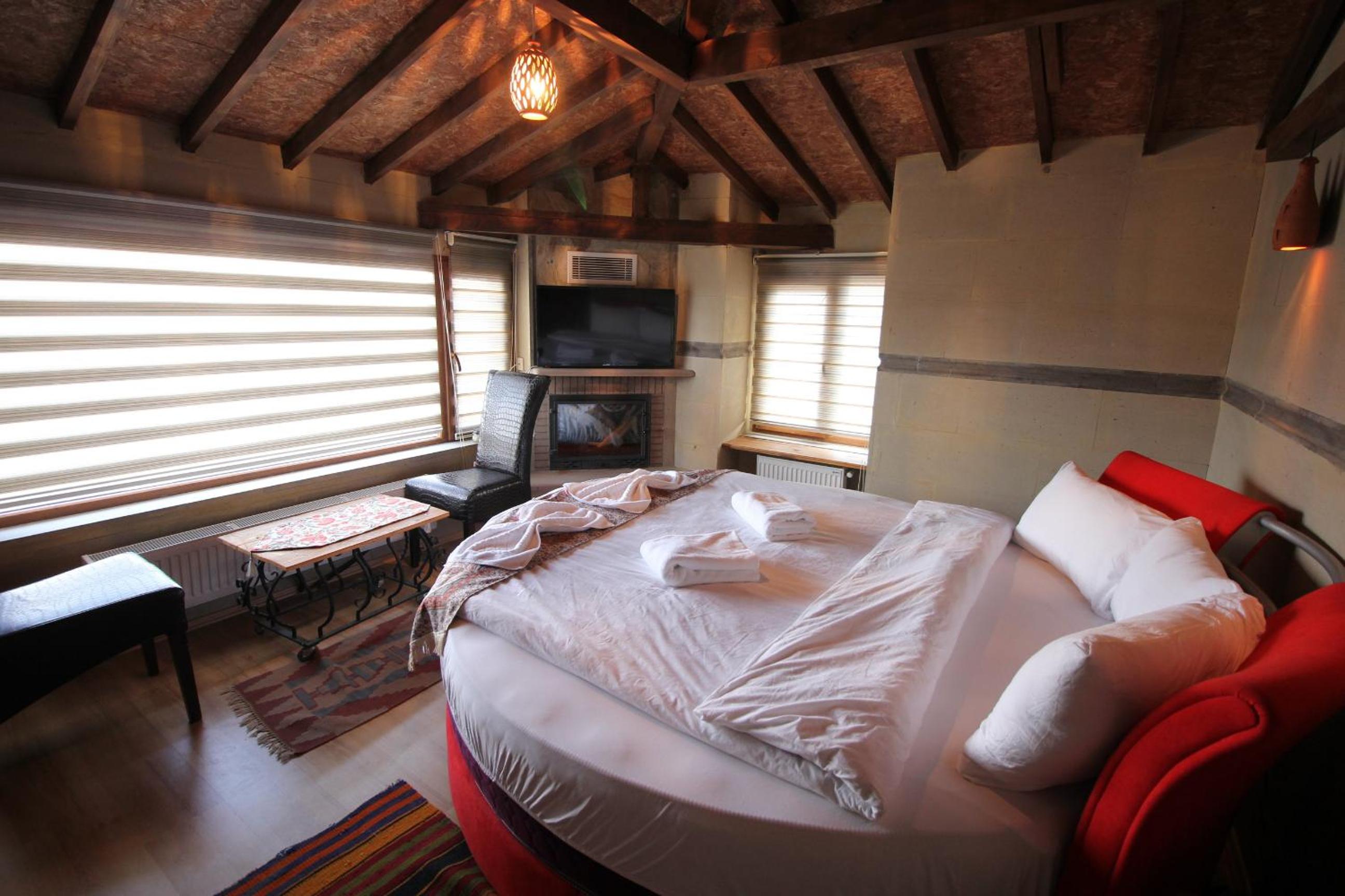 Deluxe Double Room with Fireplace - Photo 13