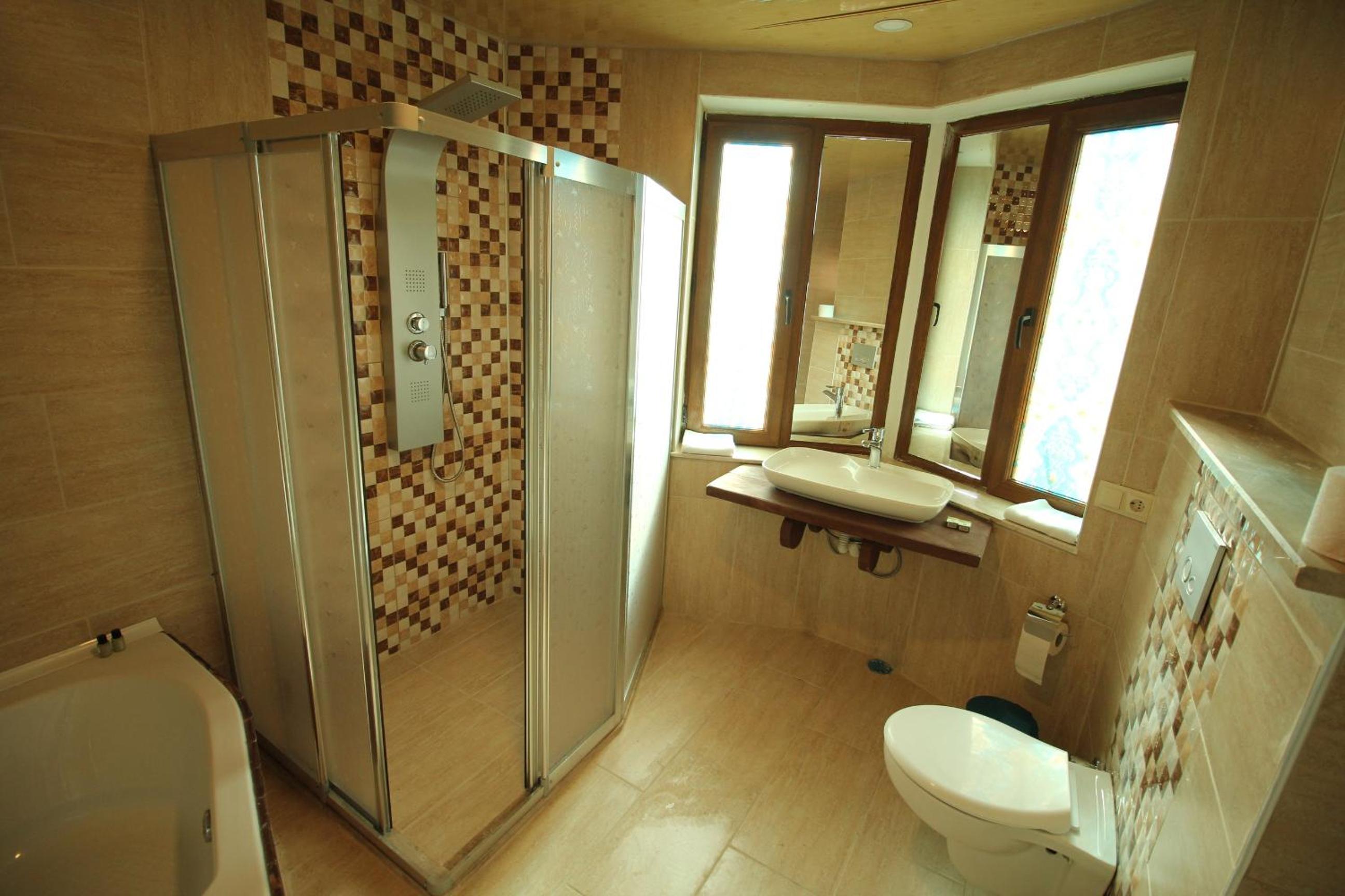 Deluxe Room with Jacuzzi - Photo 2
