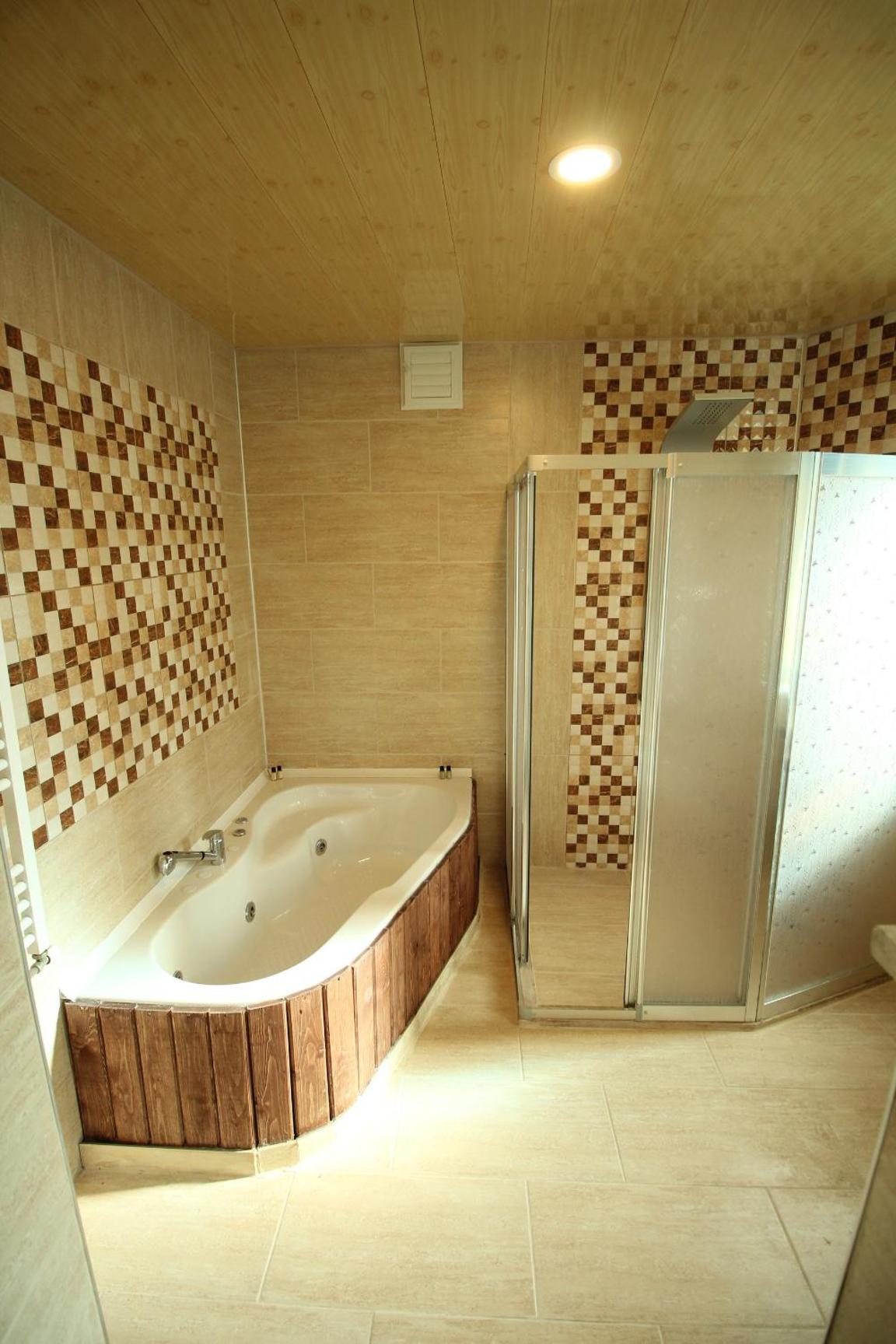 Deluxe Room with Jacuzzi - Photo 3