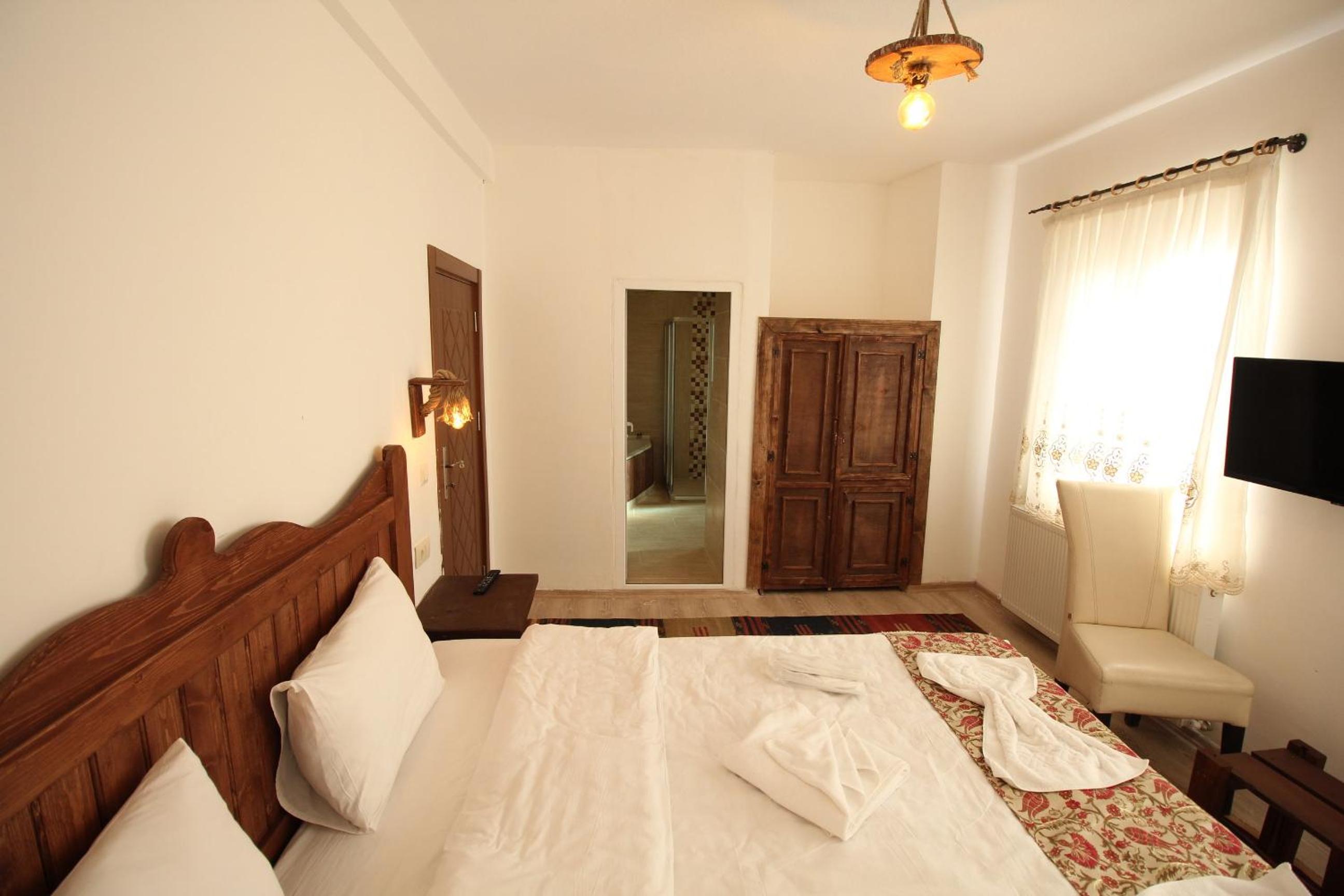 Deluxe Room with Jacuzzi - Photo 4