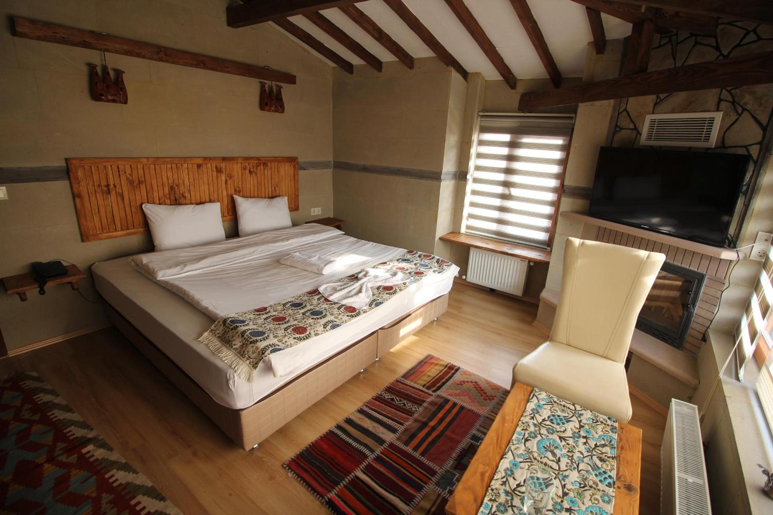 Deluxe Double Room with Fireplace - Photo 11