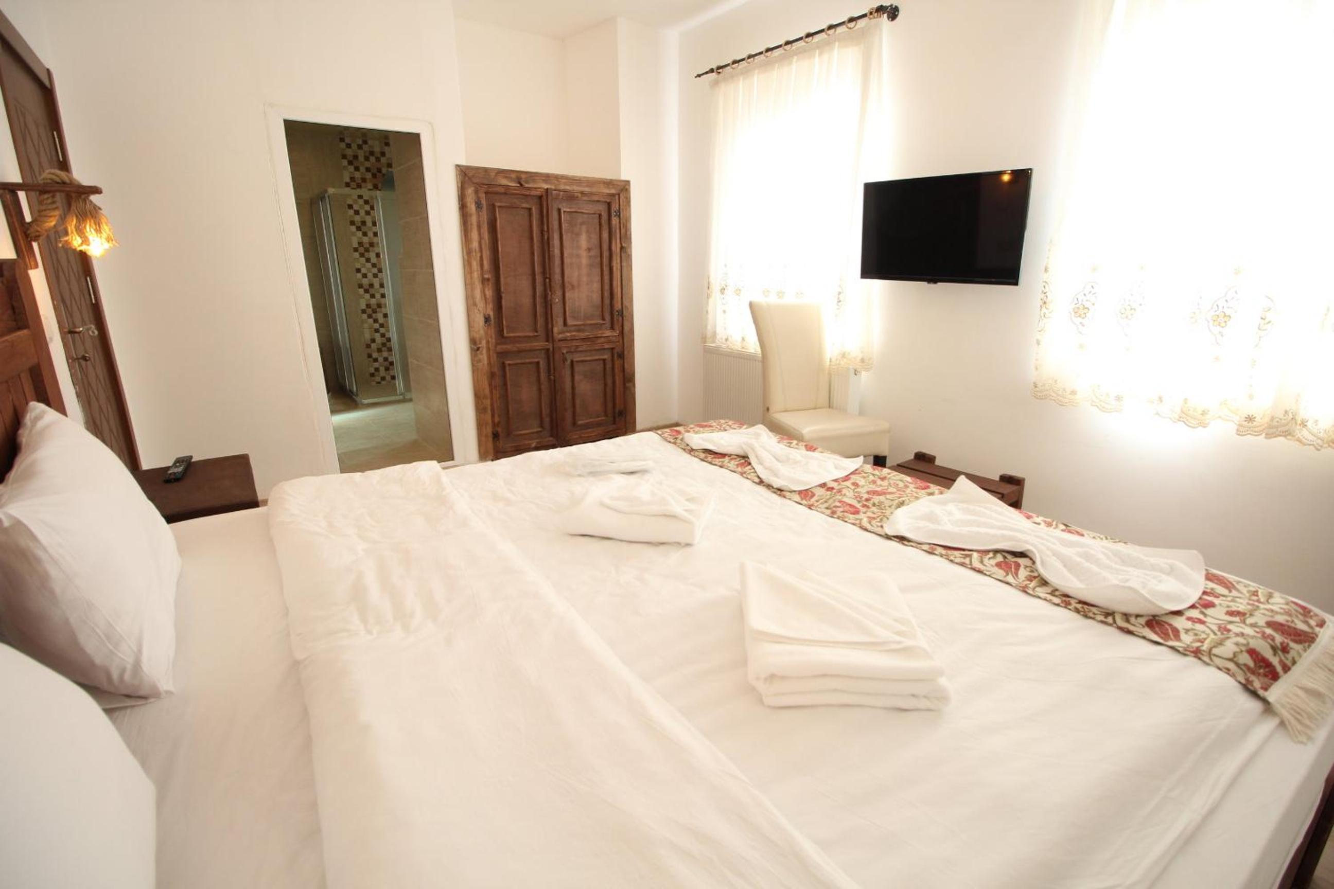 Deluxe Room with Jacuzzi - Photo 5