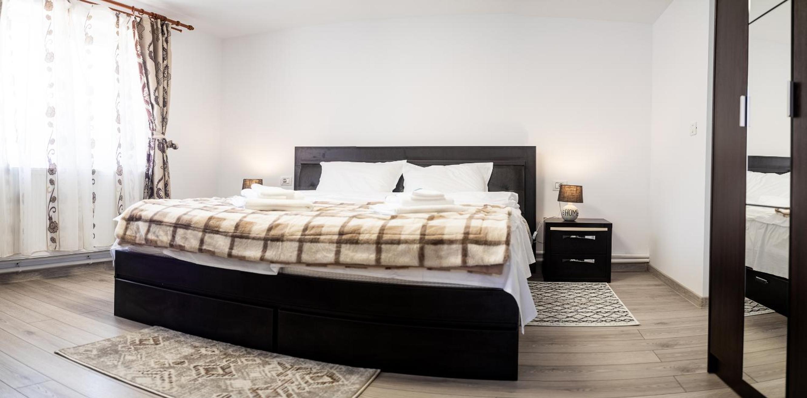 Deluxe King Room - Photo 1