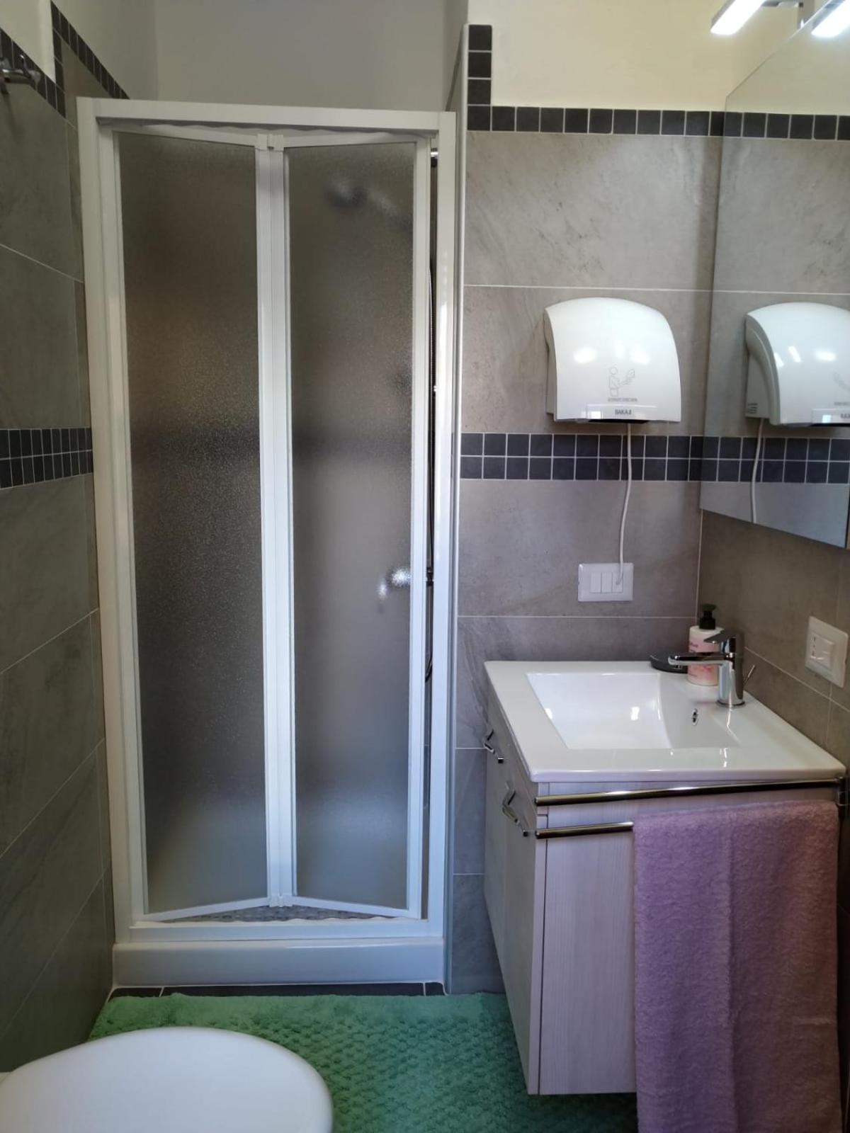 Deluxe Twin Room With Shared Bathroom photo 3