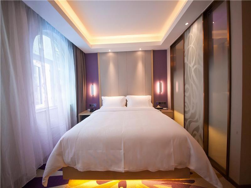 Standard queen size bed room
