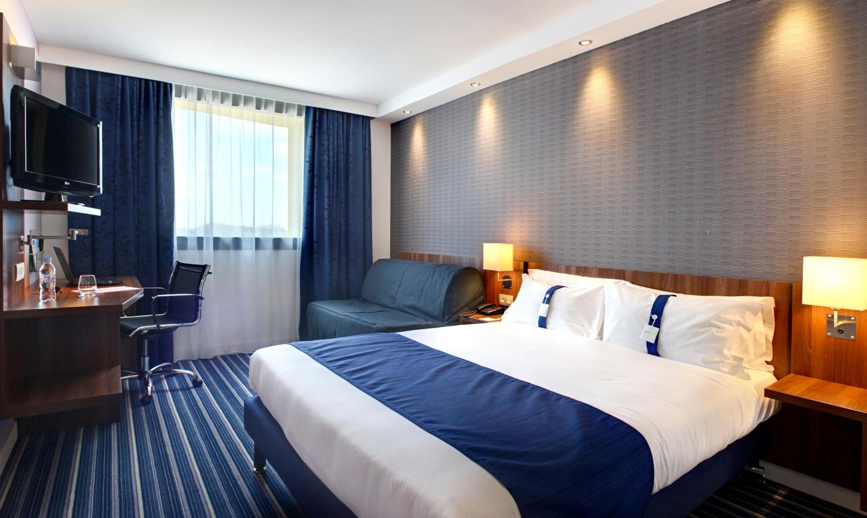 Standard Queen Room with Sofa Bed - Photo 1