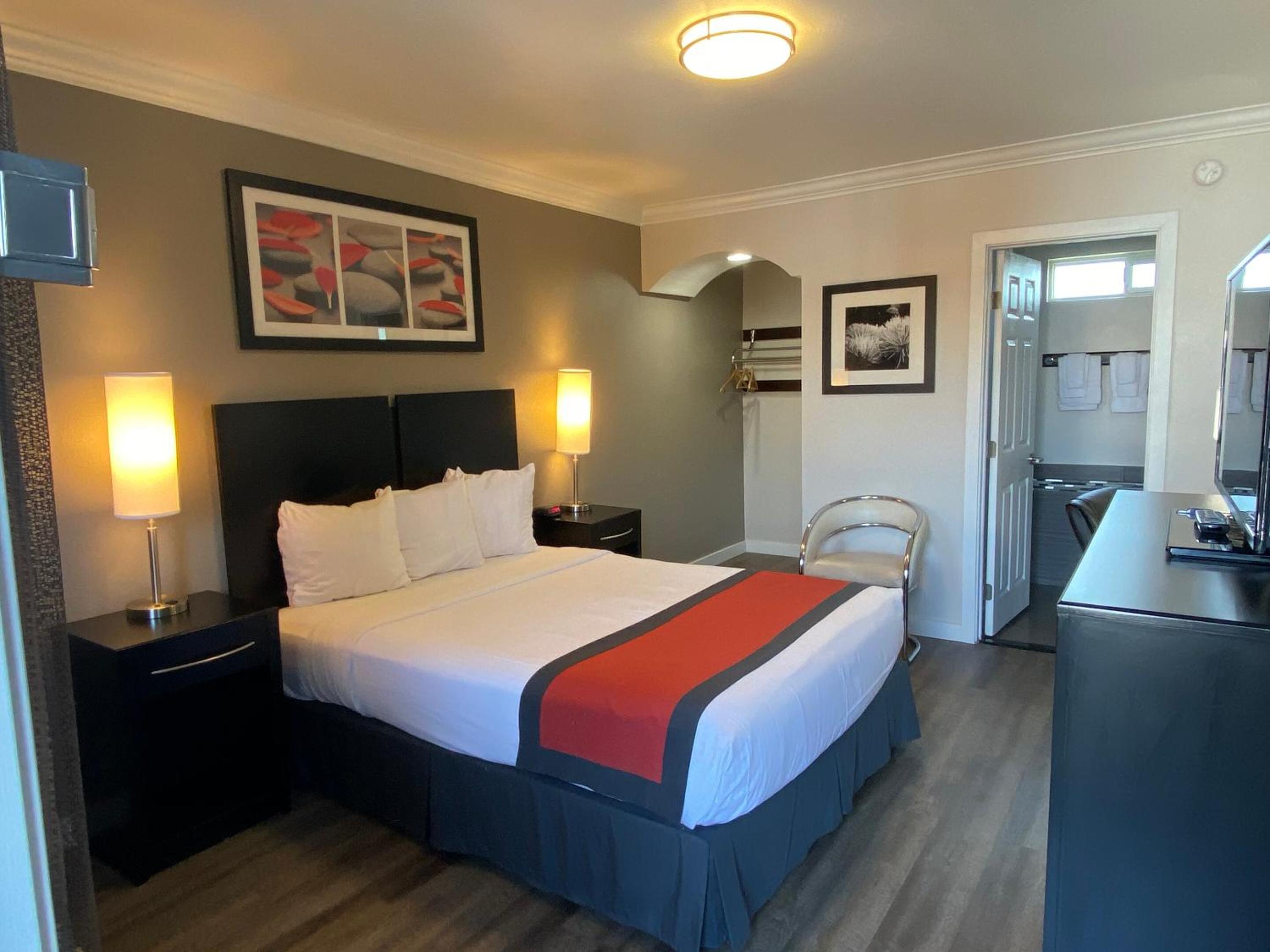 Queen Room photo 2