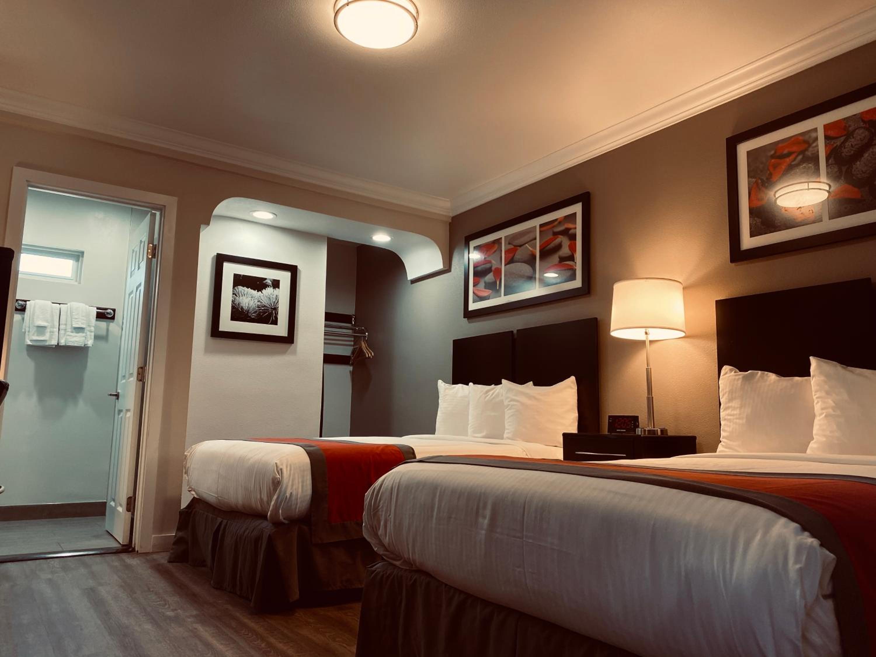 Standard Double Room with Two Double Beds photo 2