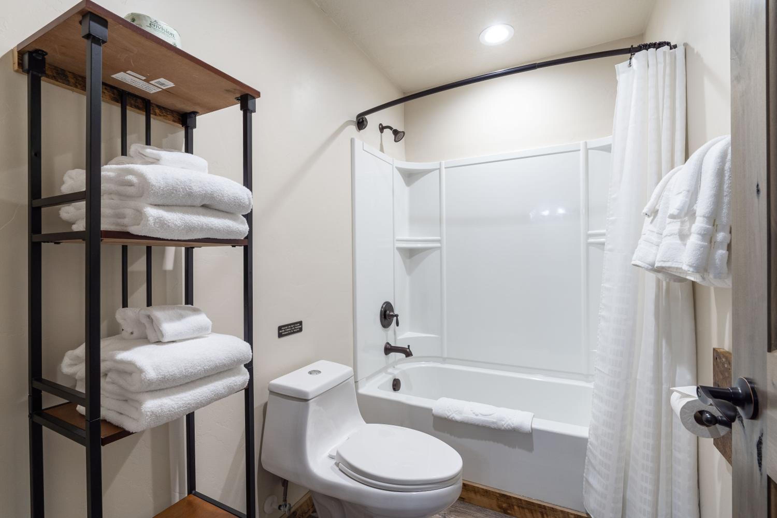 Queen Suite - Photo 7
