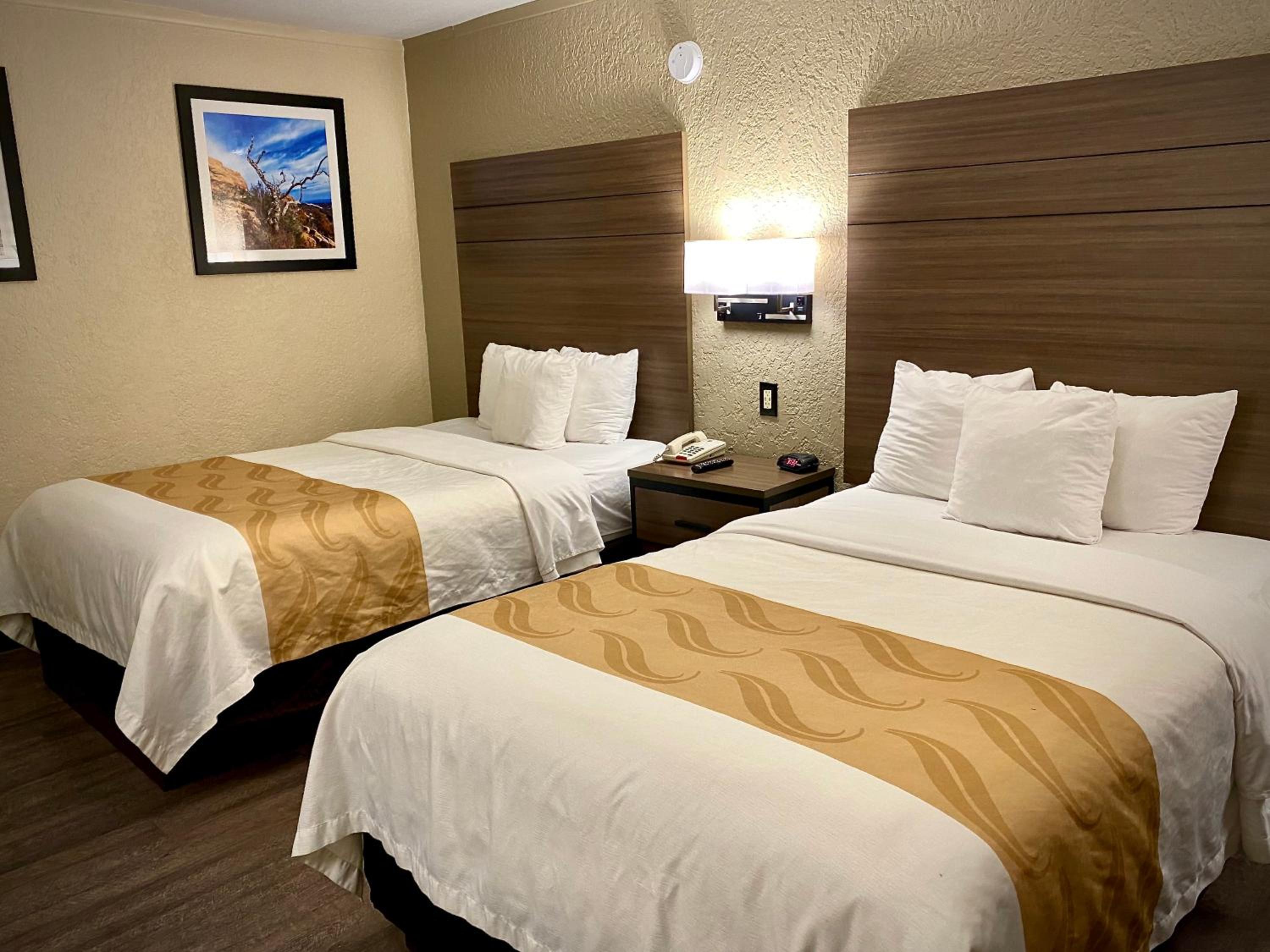 Standard Double Room with Two Double Beds - Smoking - Photo 4