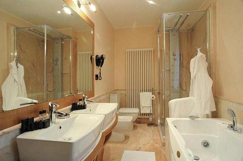Double or Twin Room - Photo 2