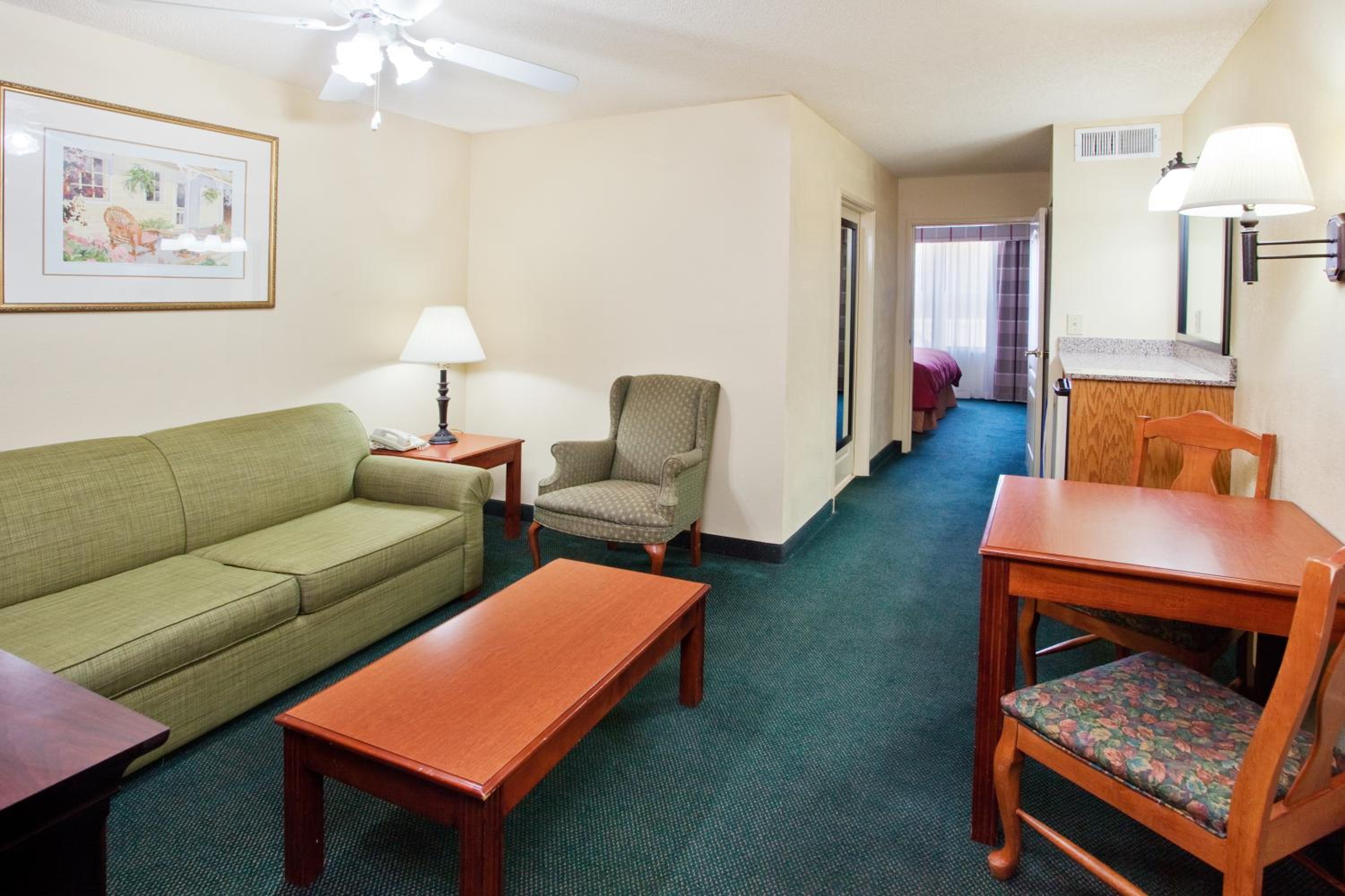 One-Bedroom King Suite with Sofa Bed - Non-Smoking - Photo 4