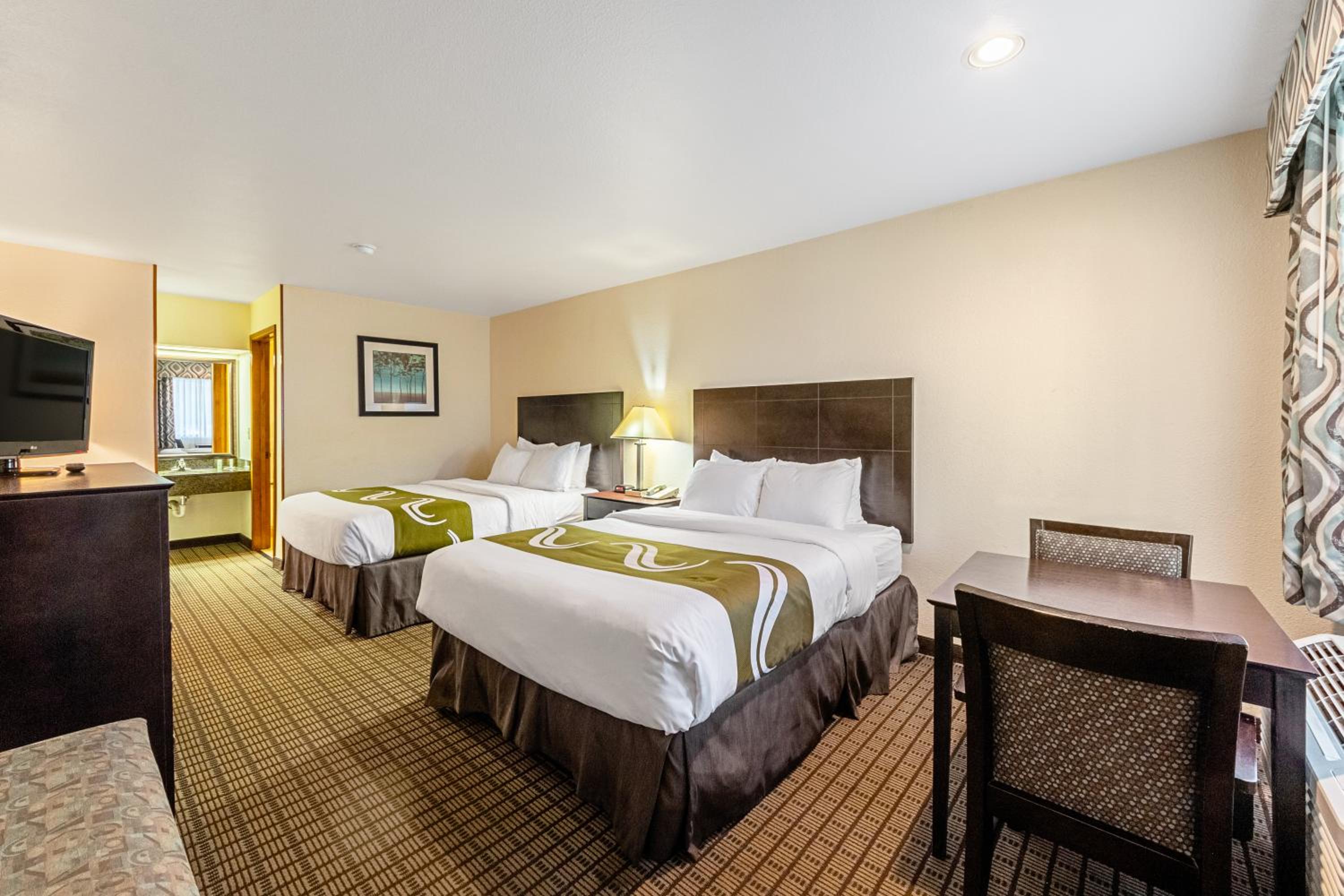 Queen Room with Two Queen Beds - Smoking photo 3