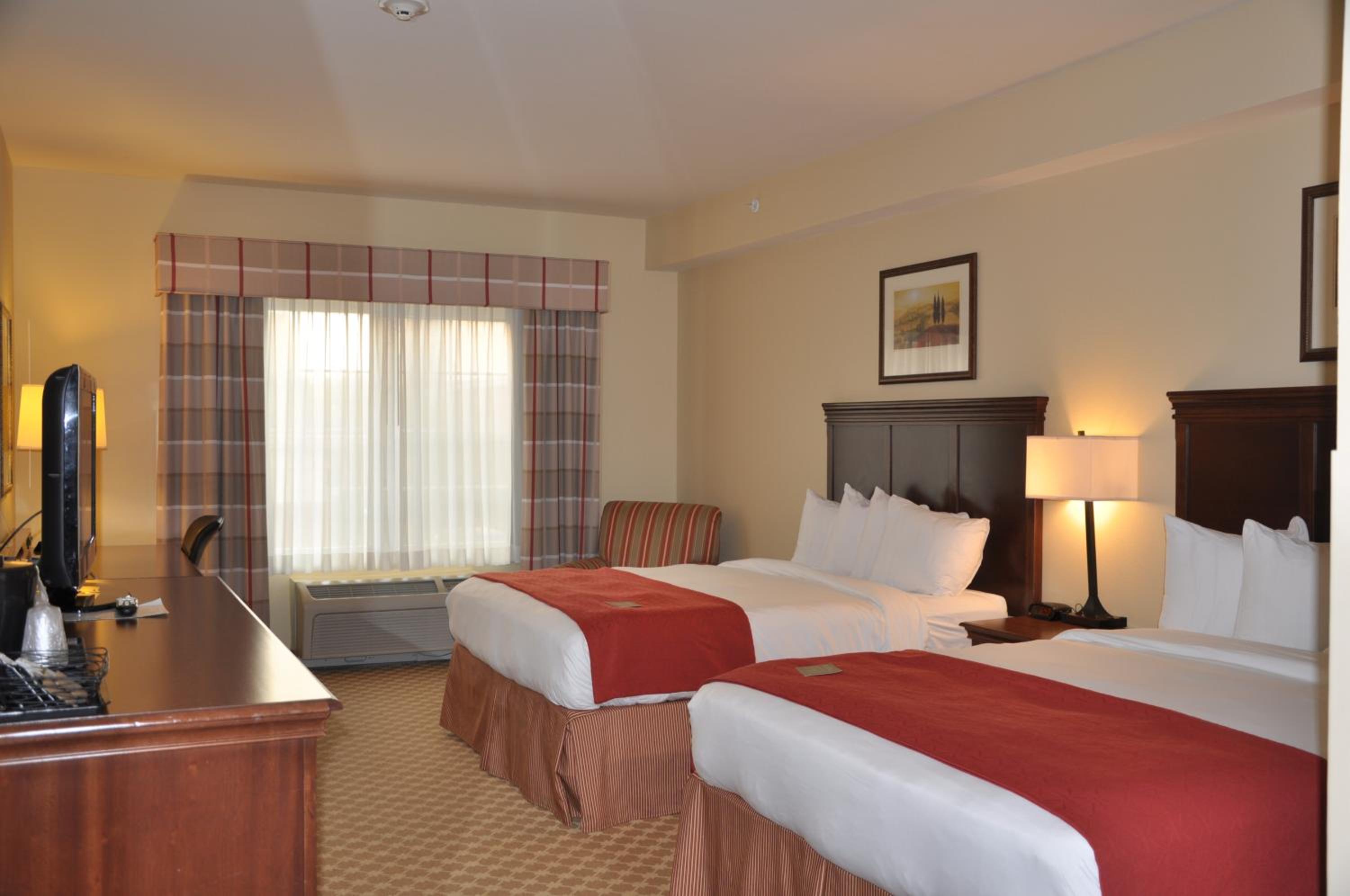 Queen Room with Two Queen Beds - Non-Smoking - Photo 3