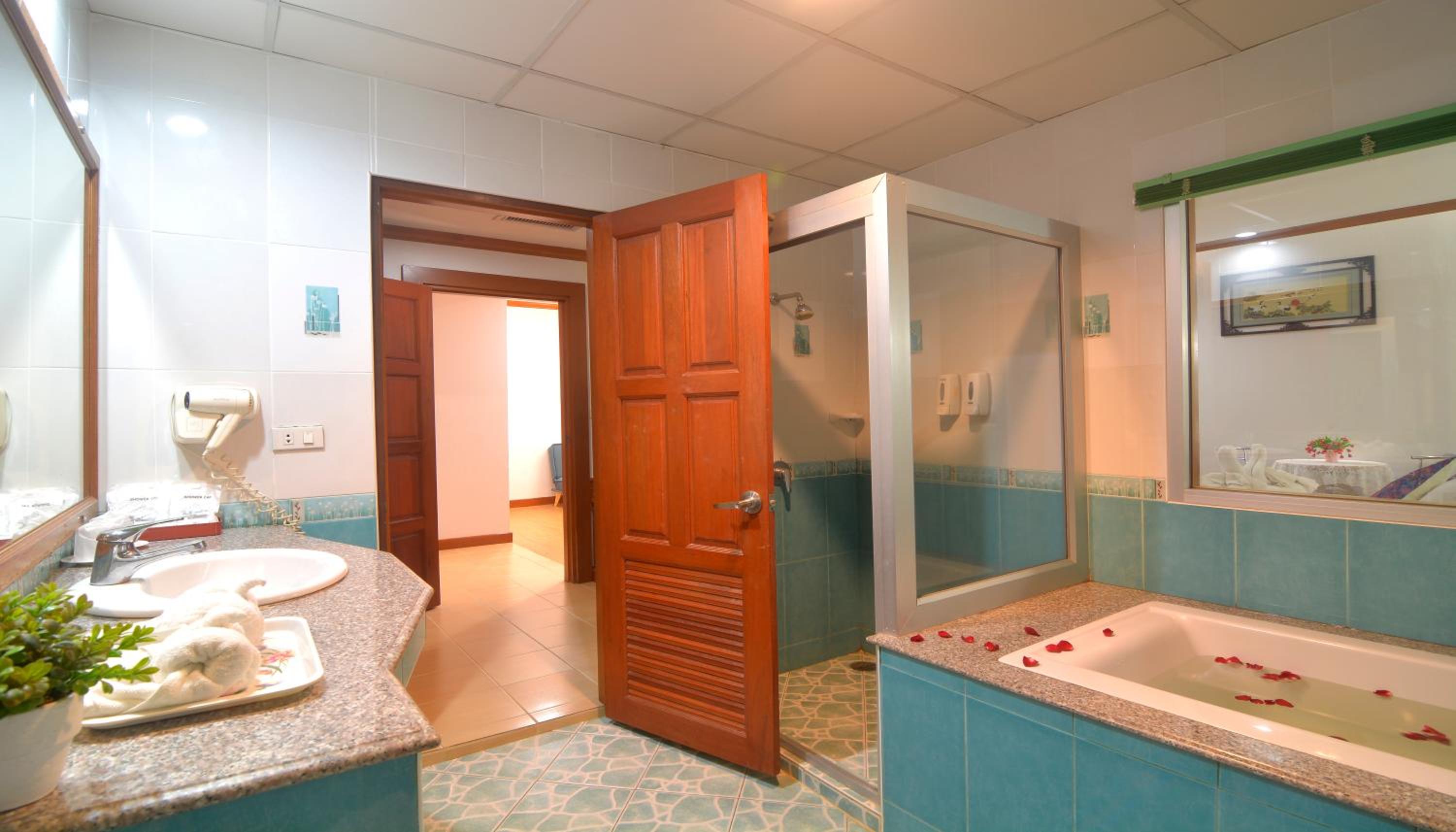 One-Bedroom Suite with City View photo 2