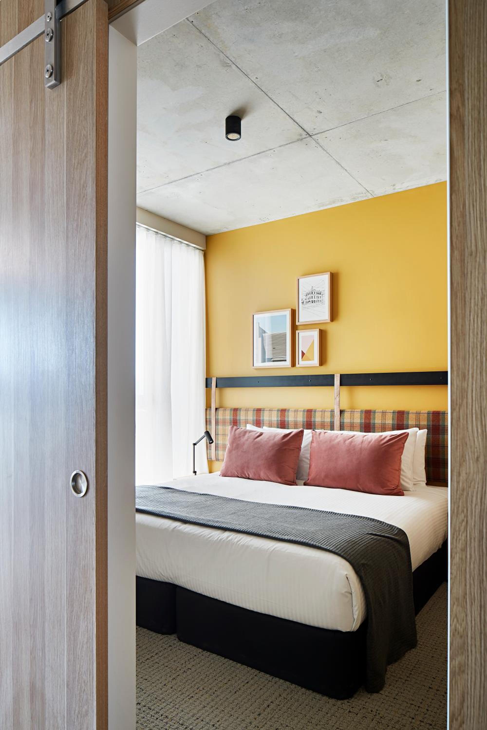 One-Bedroom Apartment - Photo 2