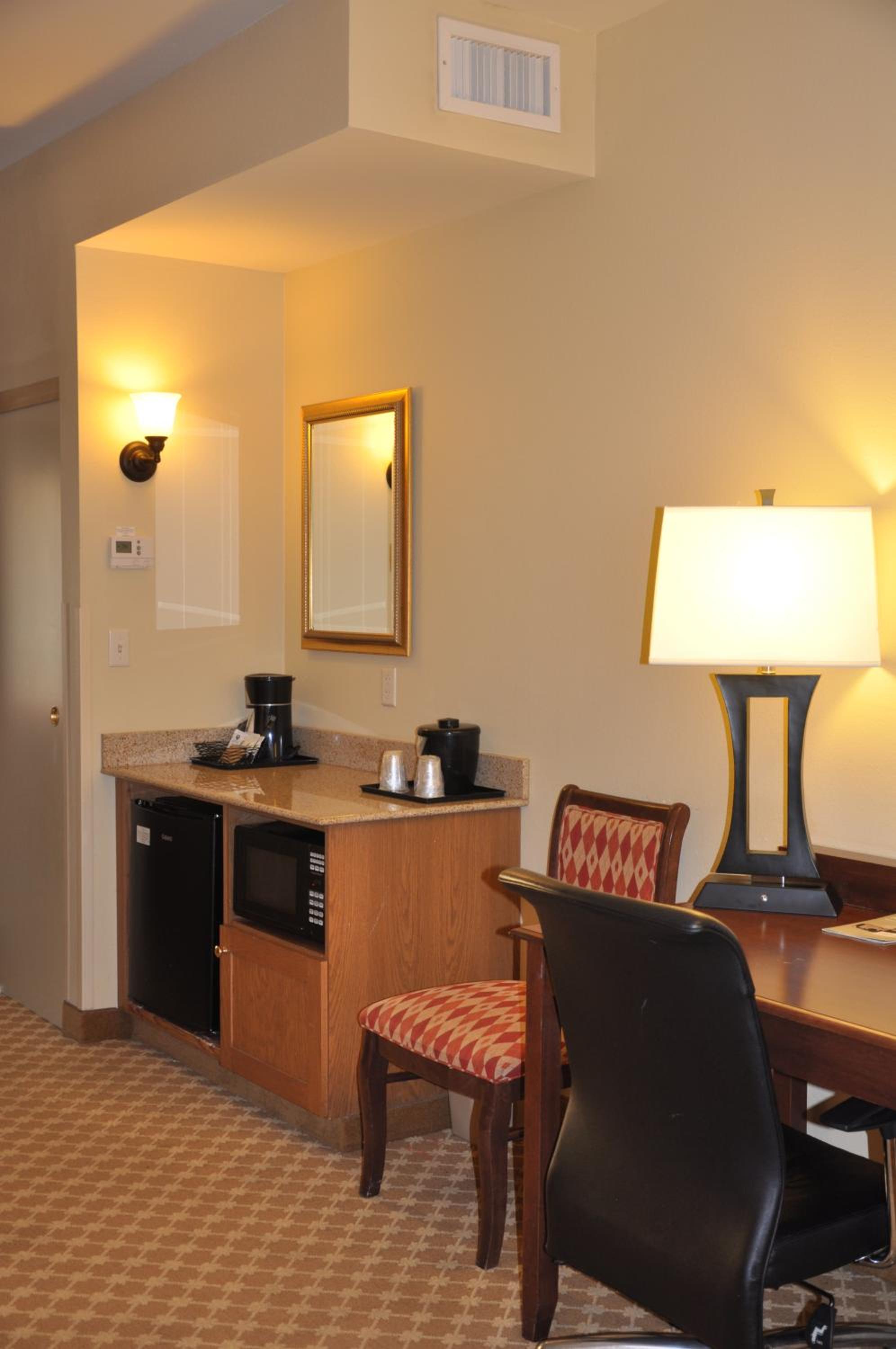 King Room - Non-Smoking - Photo 5