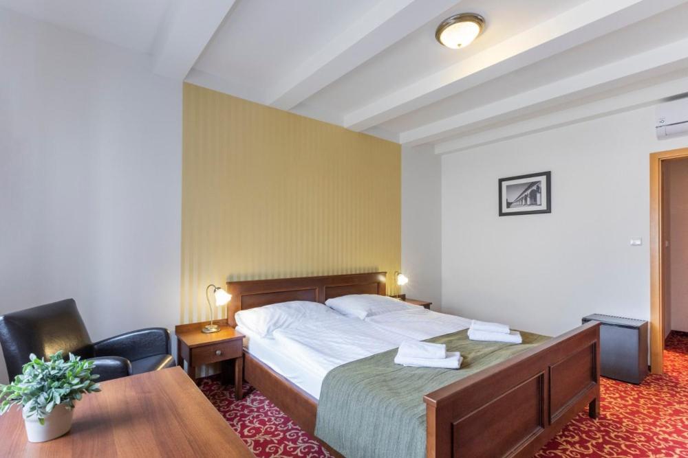 Double or Twin Room - Photo 6