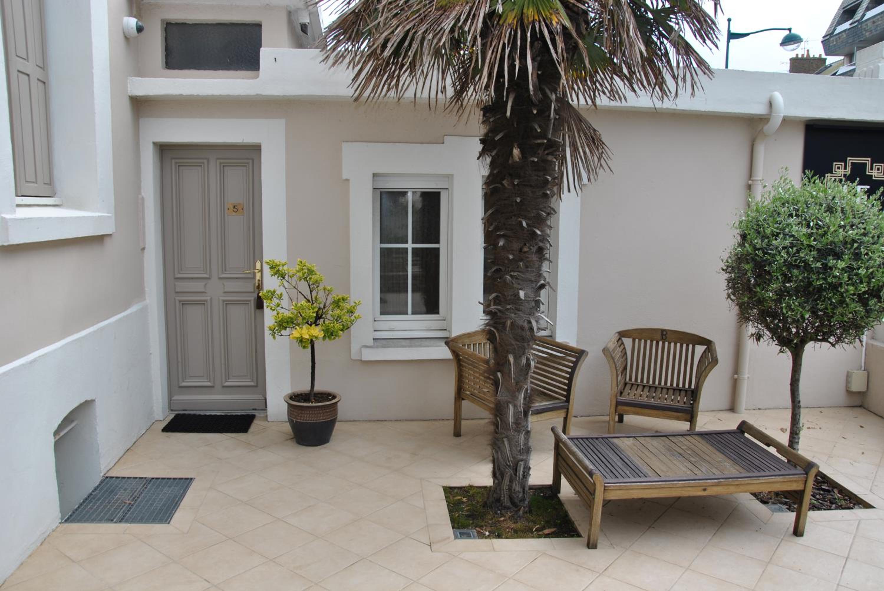Comfort Family Room with Street view - Photo 2