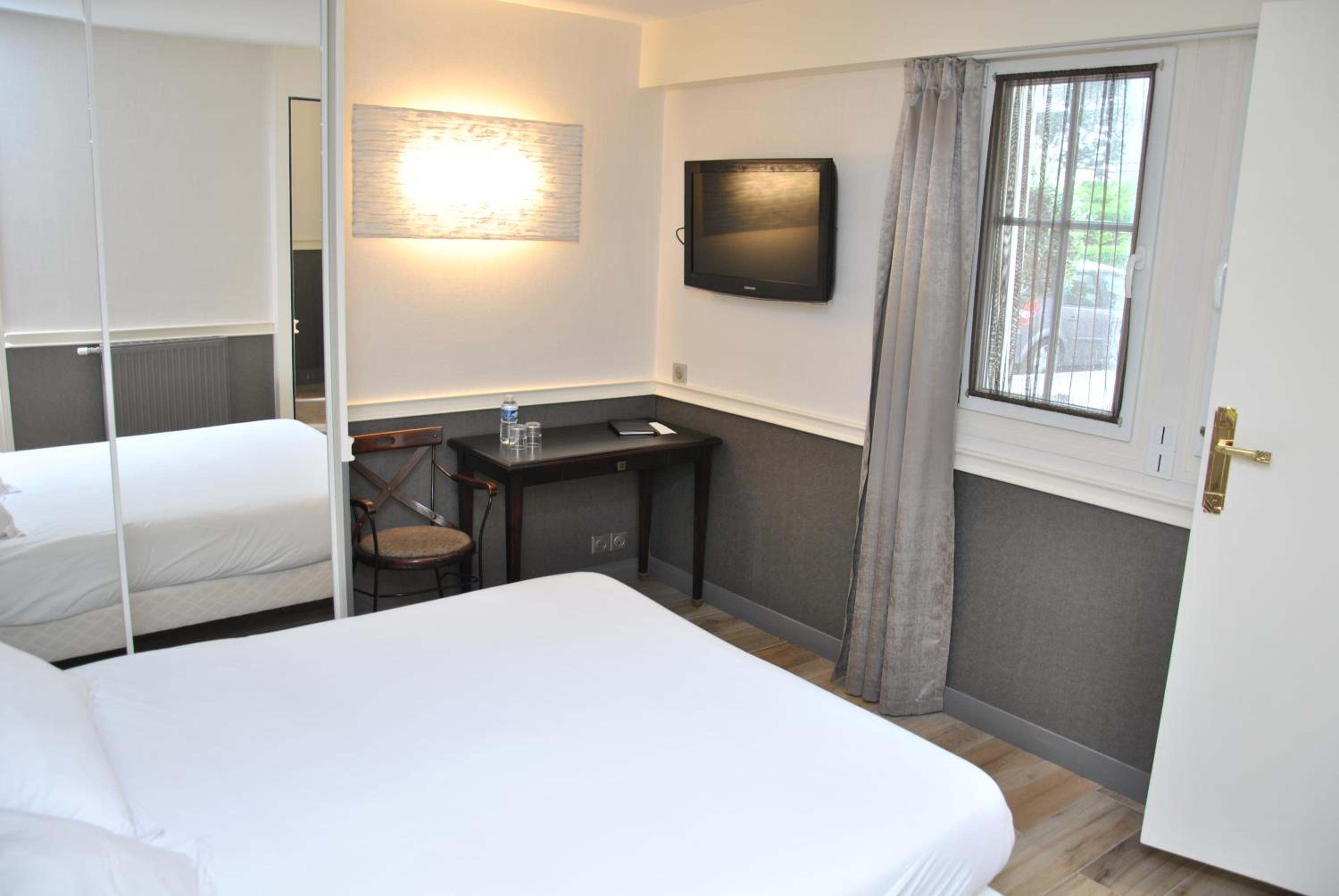 Comfort Family Room with Street view - Photo 6