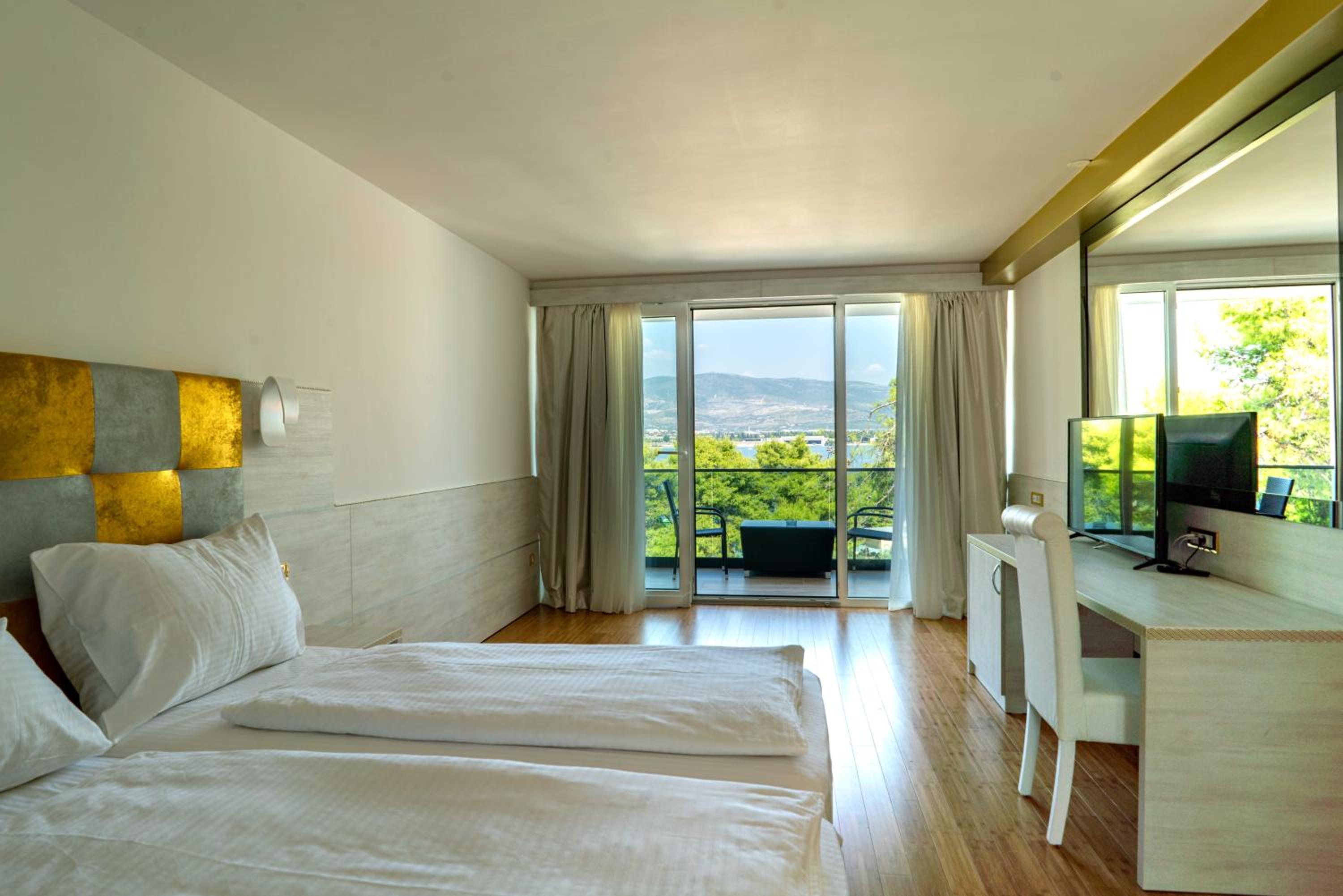 Deluxe Double Room with Balcony and Sea View - Photo 1