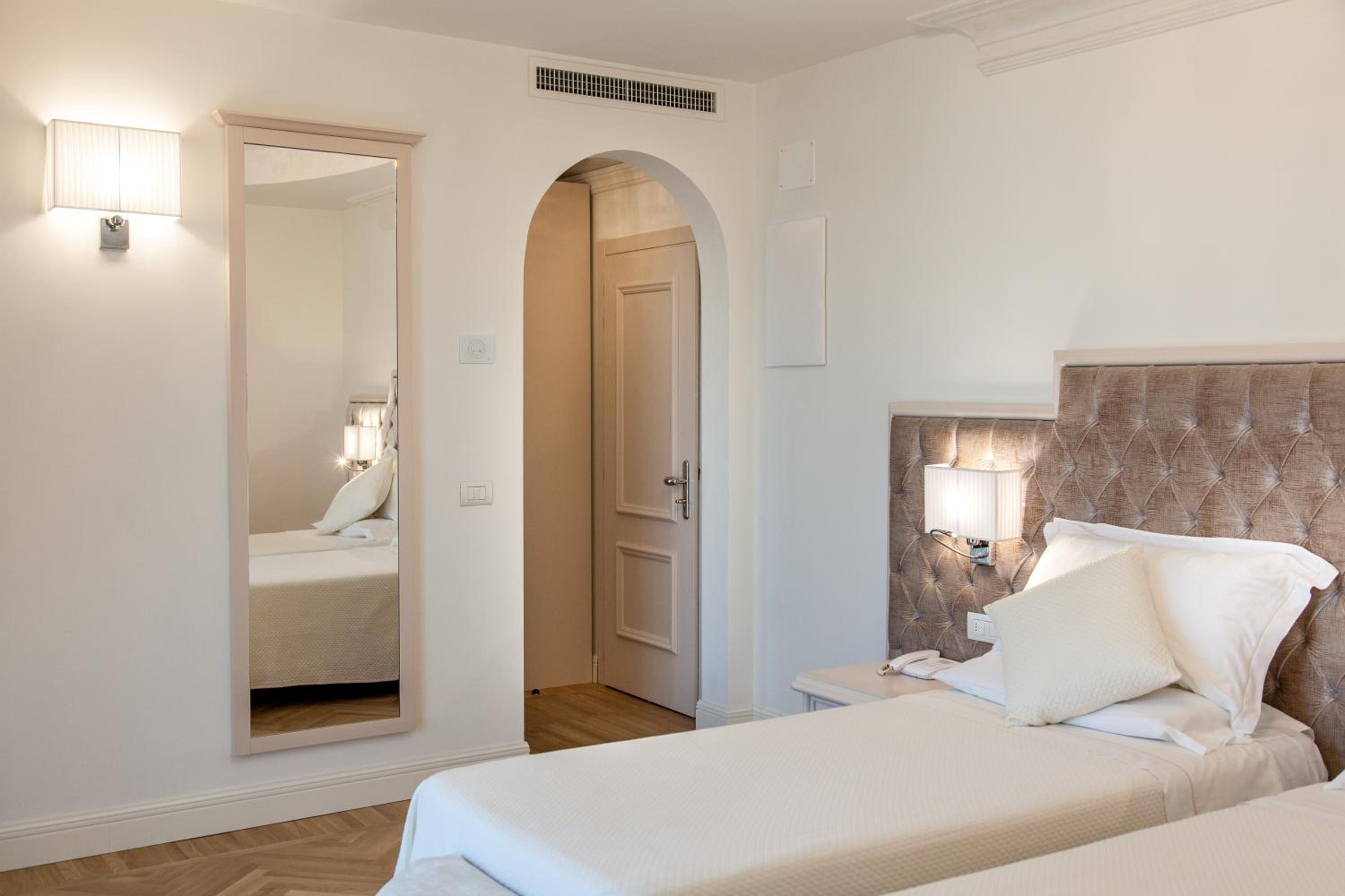 Classic Double or Twin Room - Photo 5