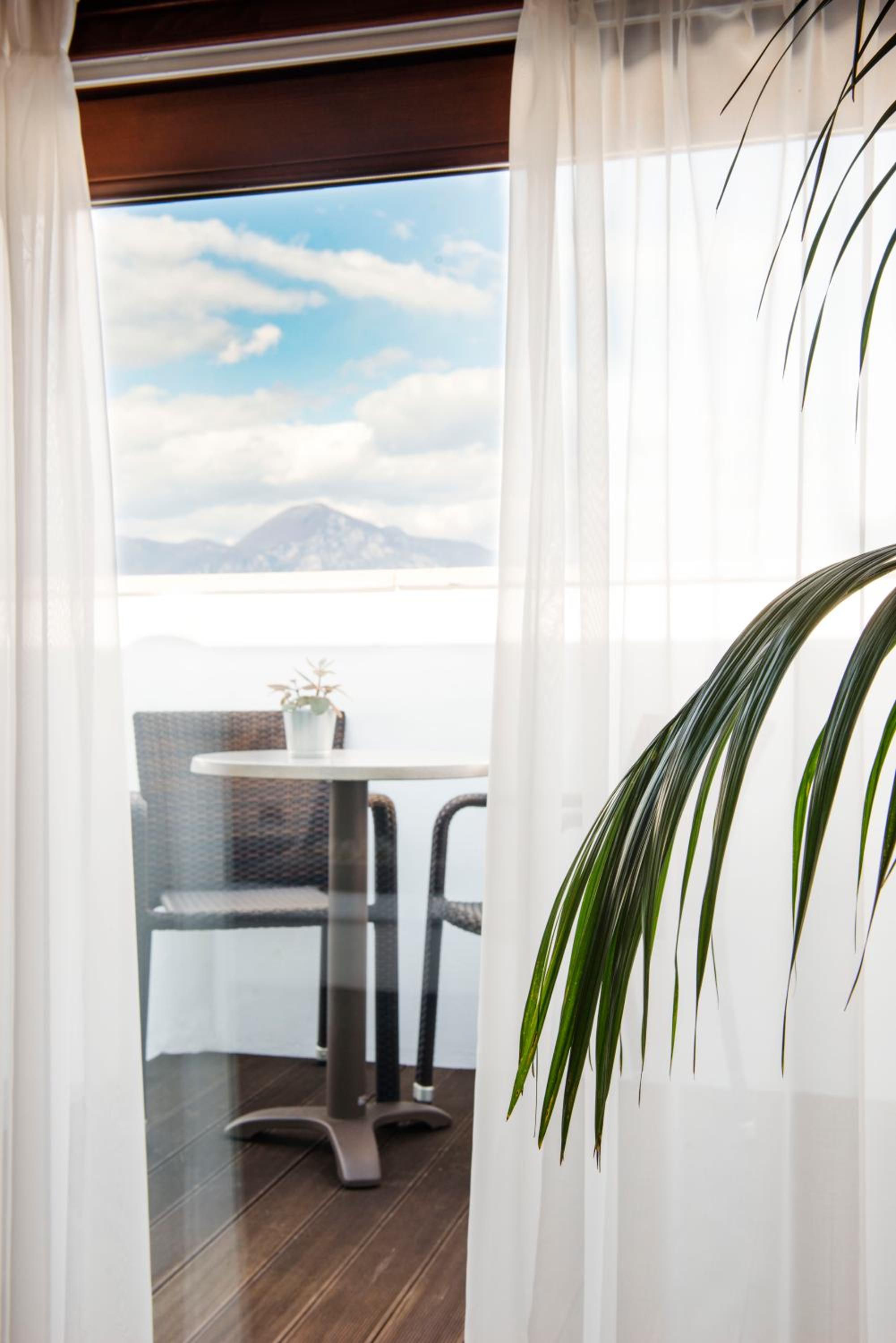 Suite with Lake View - Photo 4