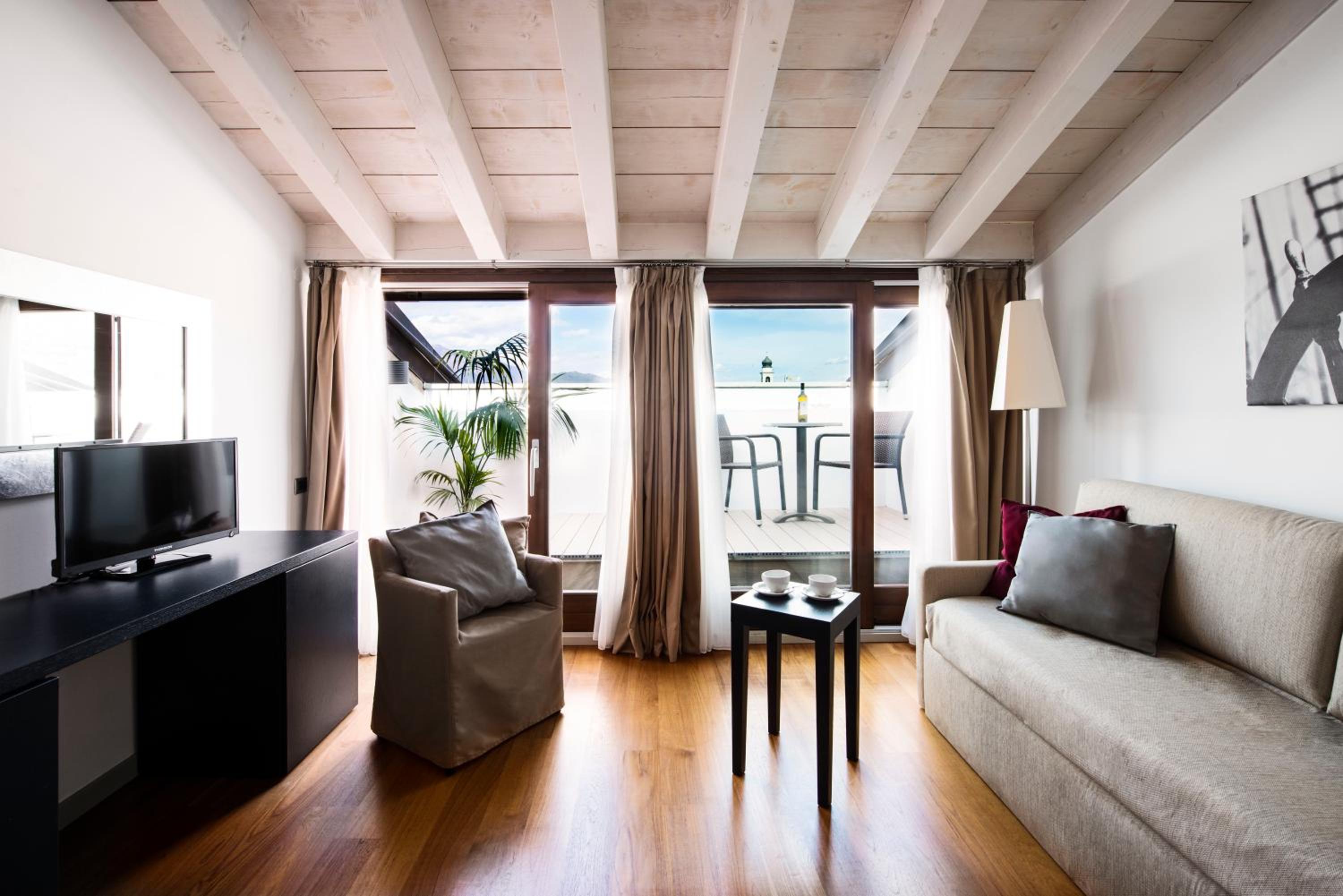 Suite with Lake View - Photo 5