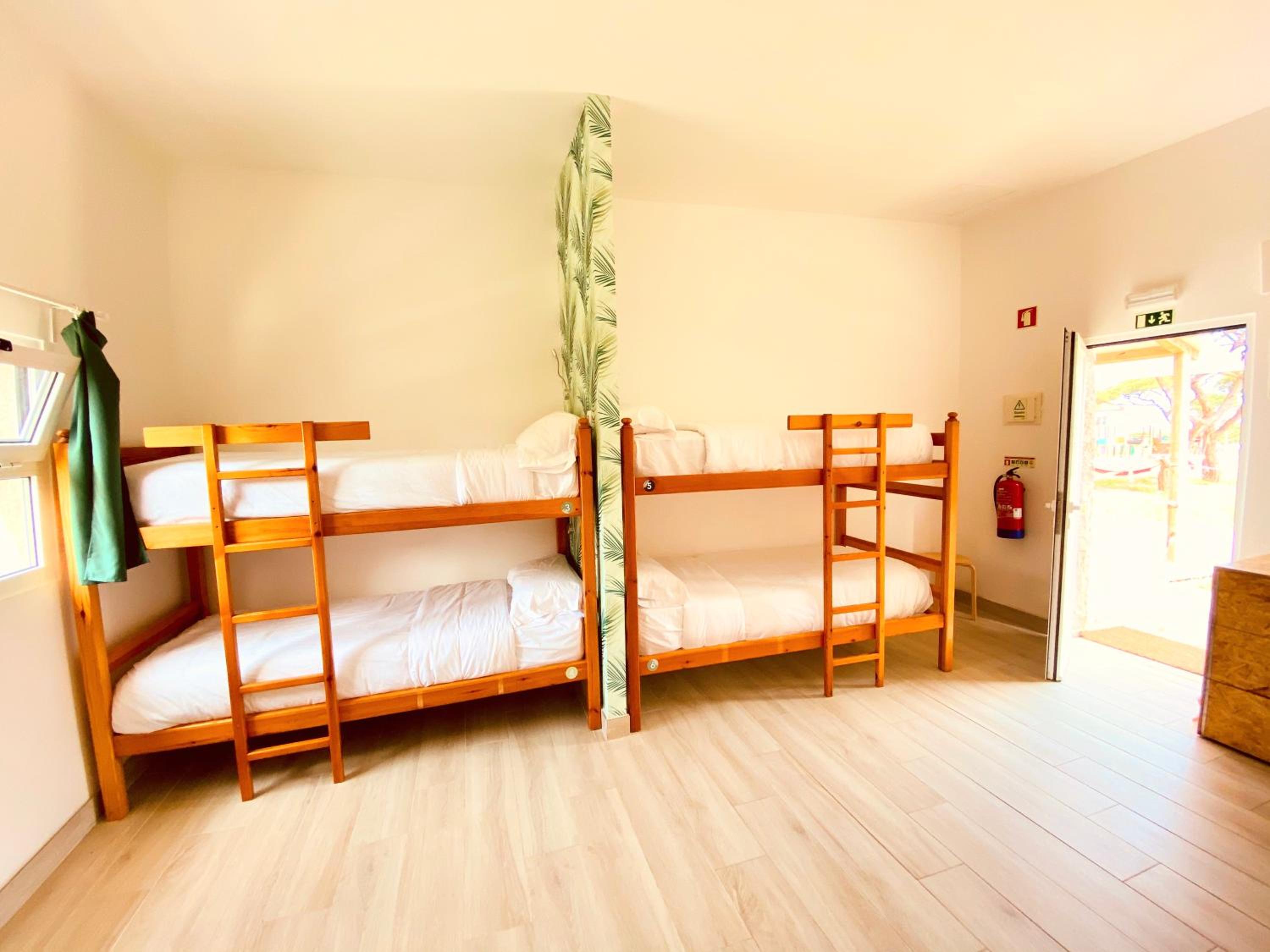 6-Bed Mixed Dormitory Room photo 2