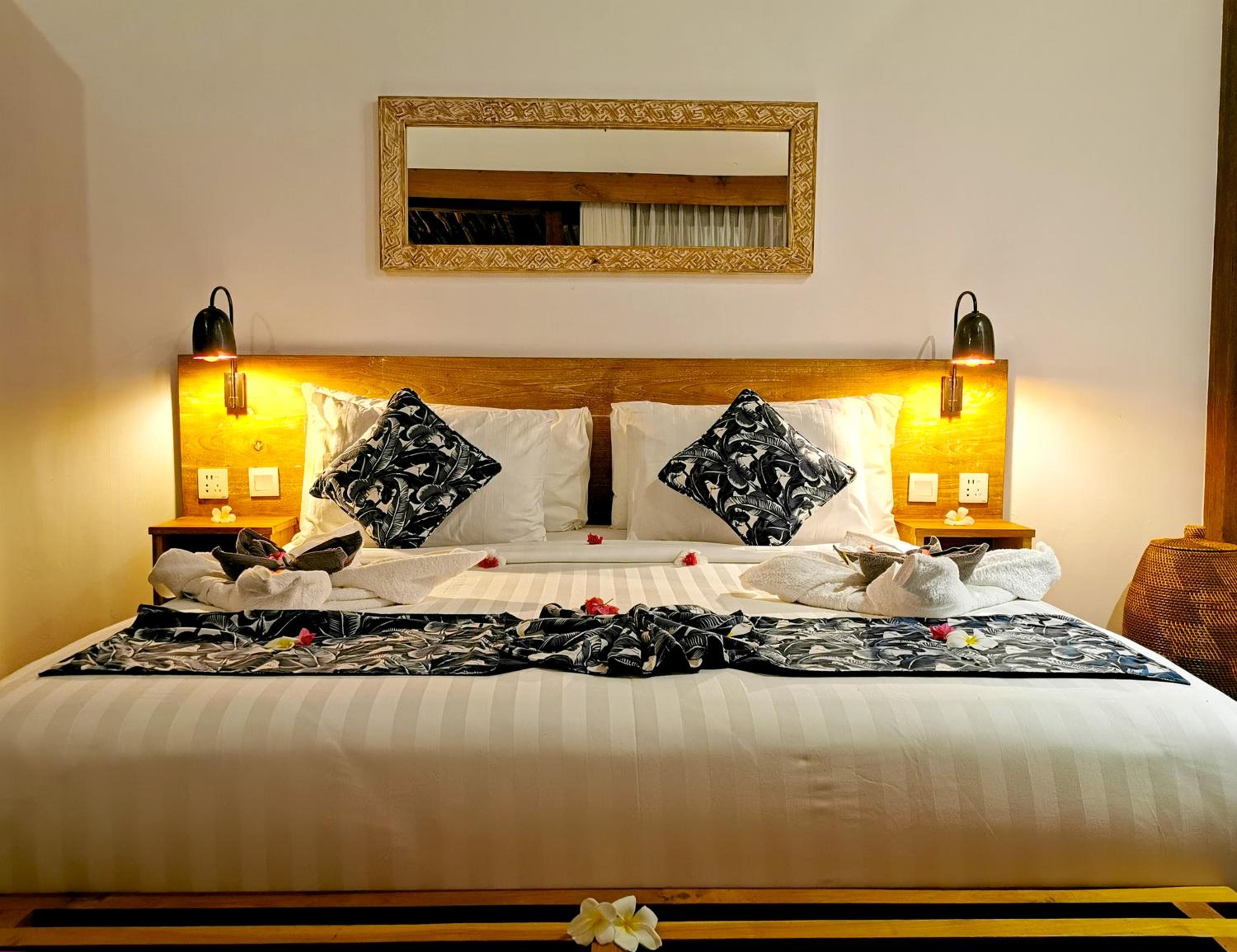 Deluxe Beachfront Bungalow - Photo 11