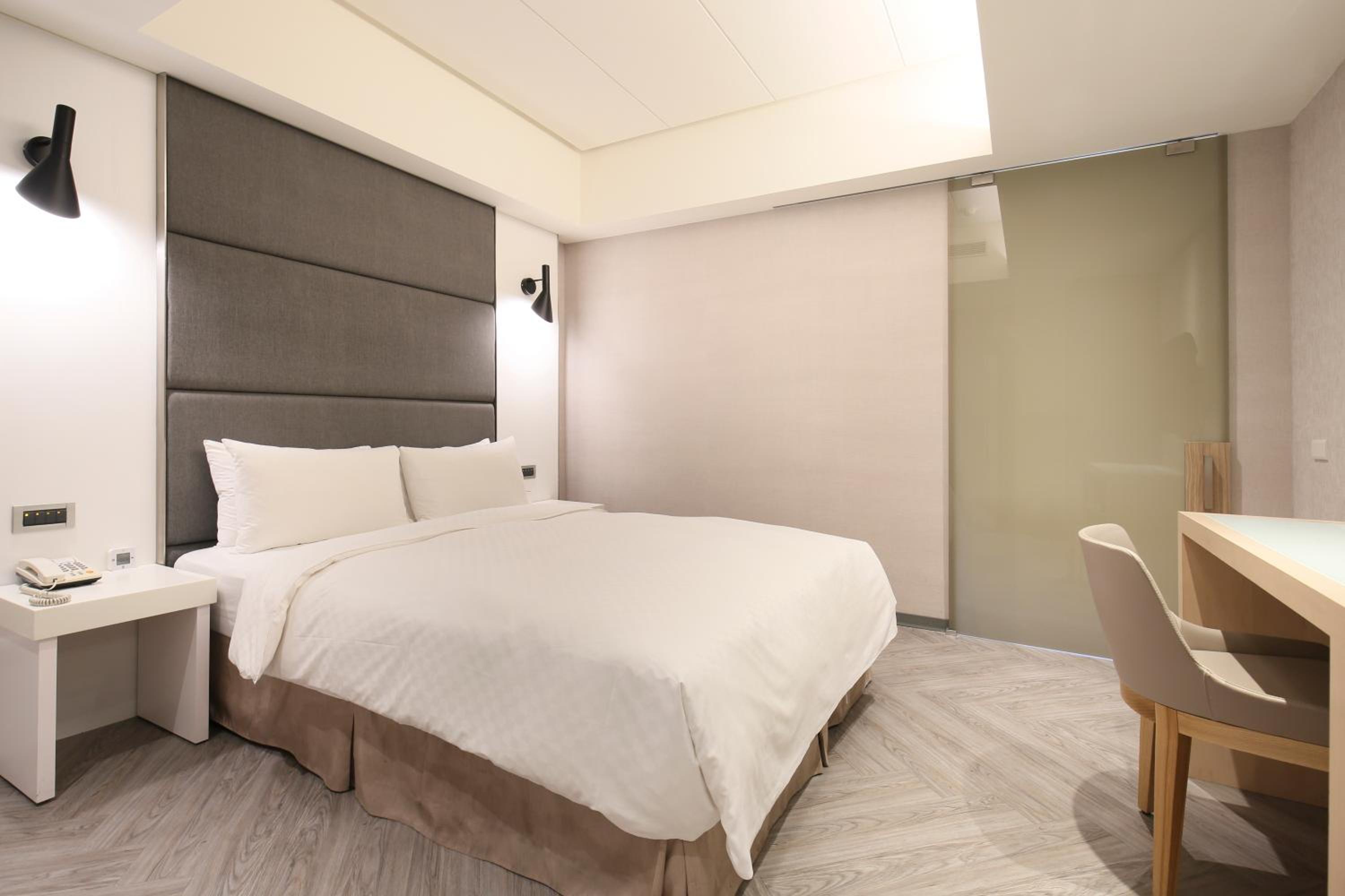 Economy Double Room - no window - Photo 7