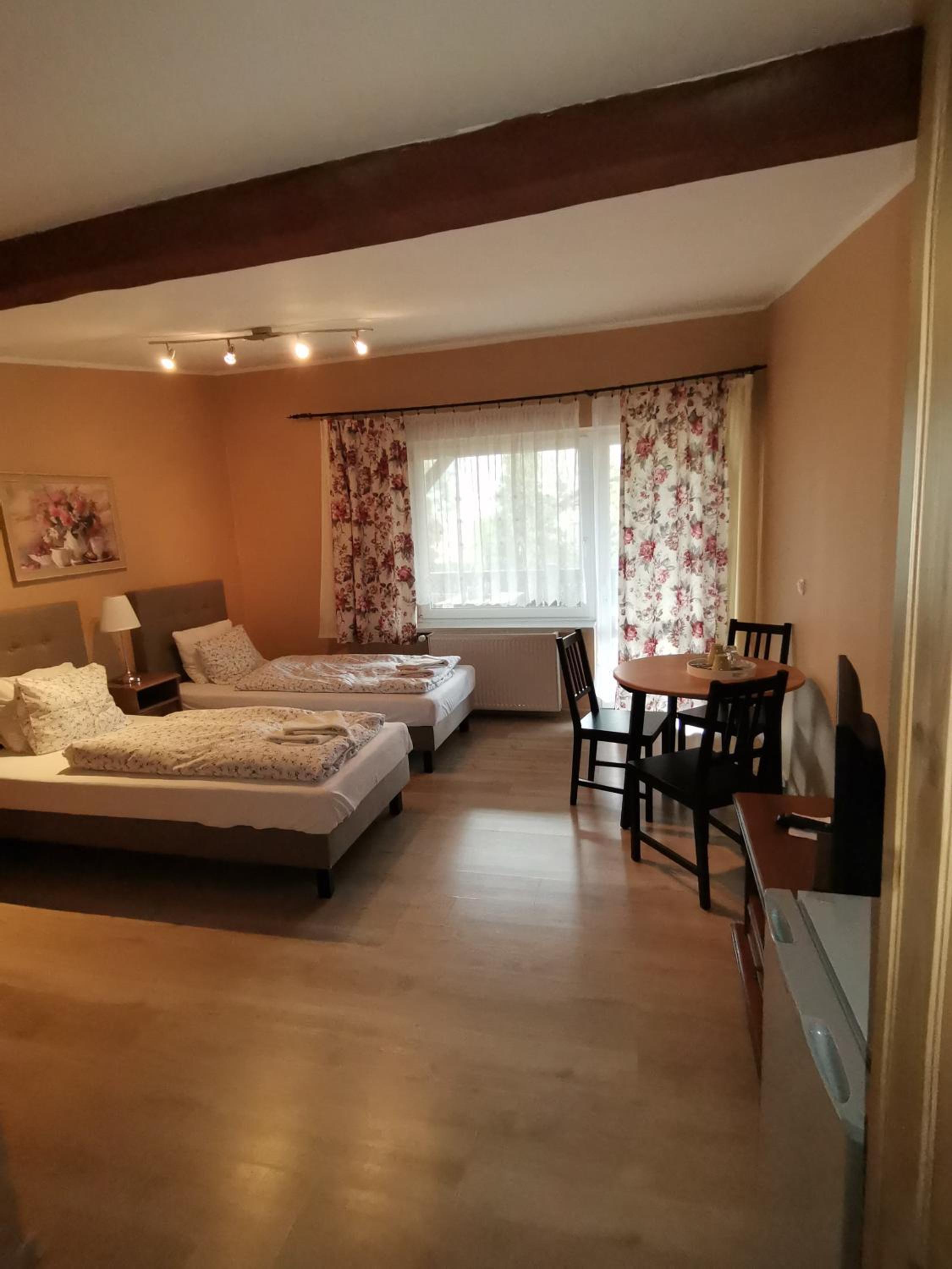 Double or Twin Room with Balcony - Photo 5