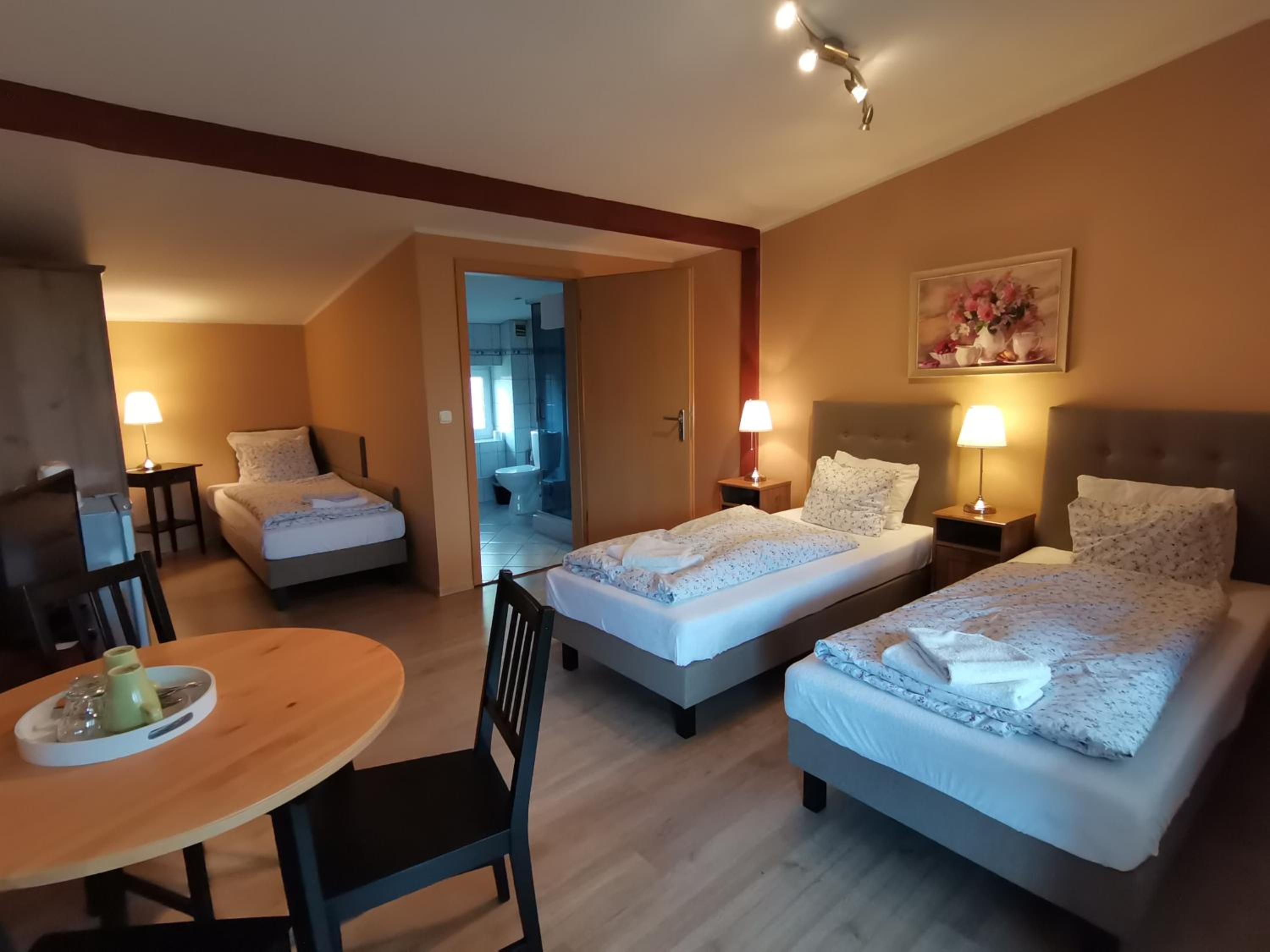 Double or Twin Room with Balcony - Photo 8