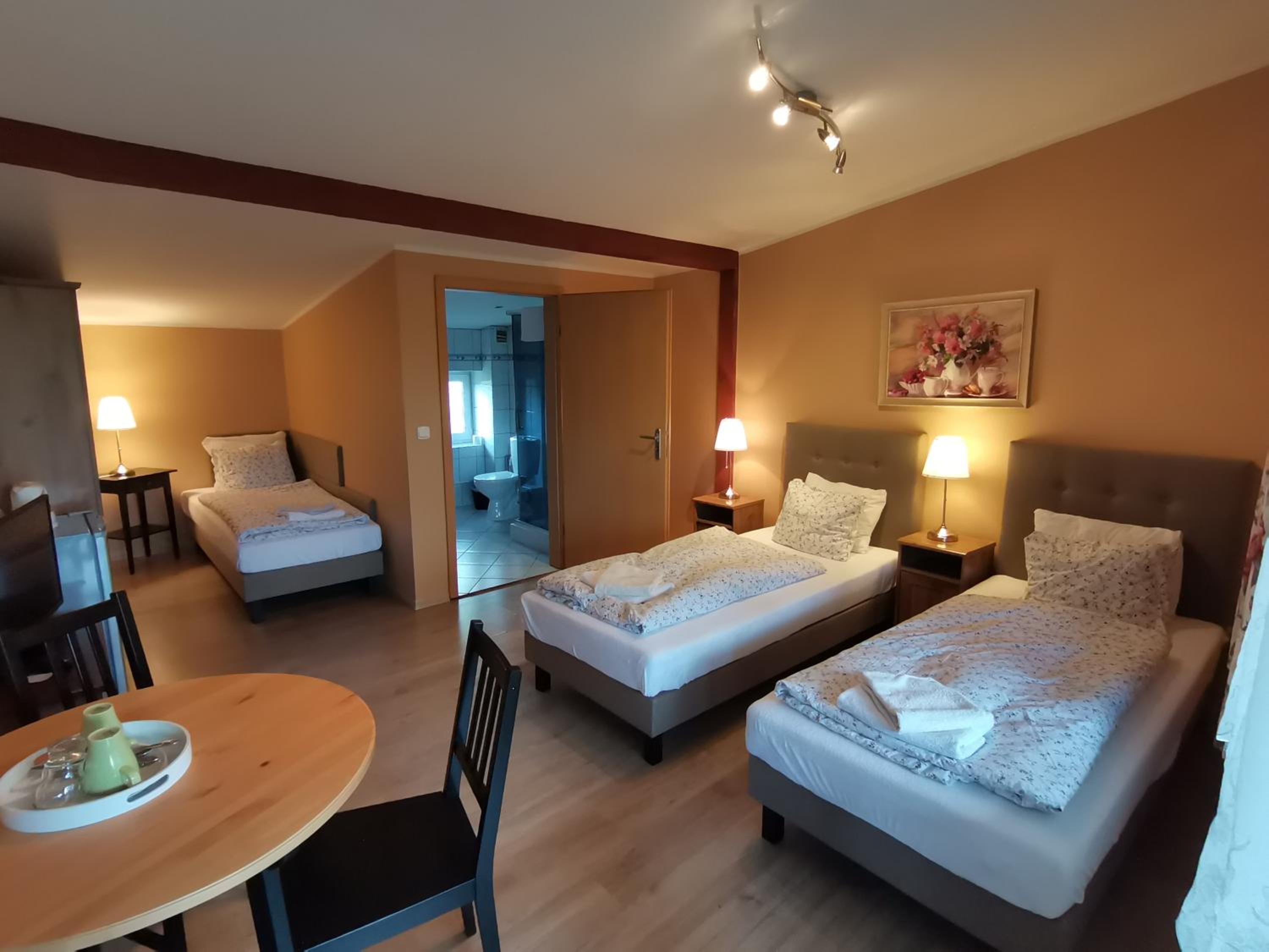 Double or Twin Room with Balcony - Photo 11