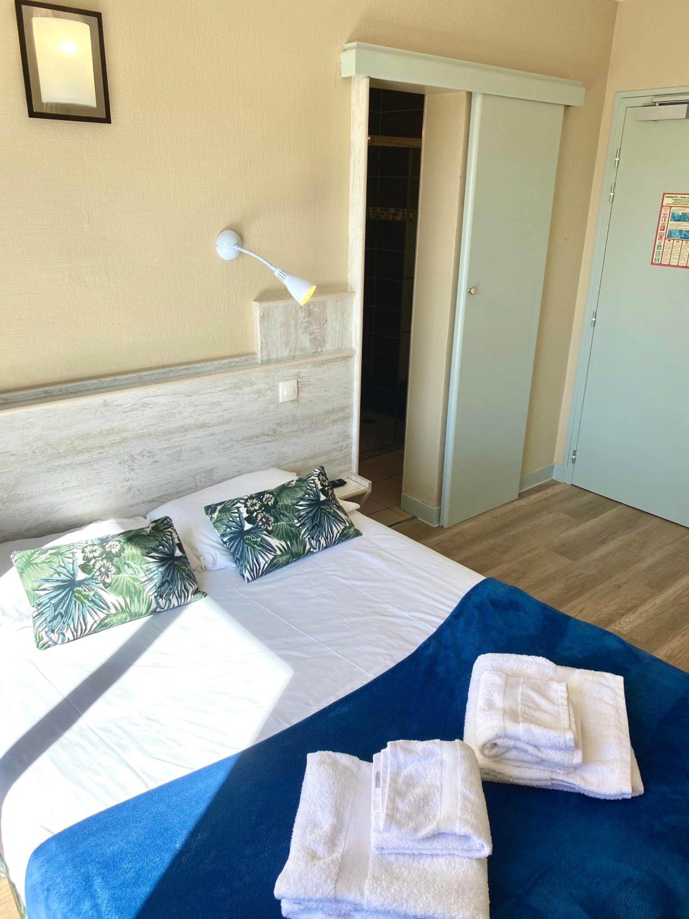 Double Room with Balcony - Photo 4
