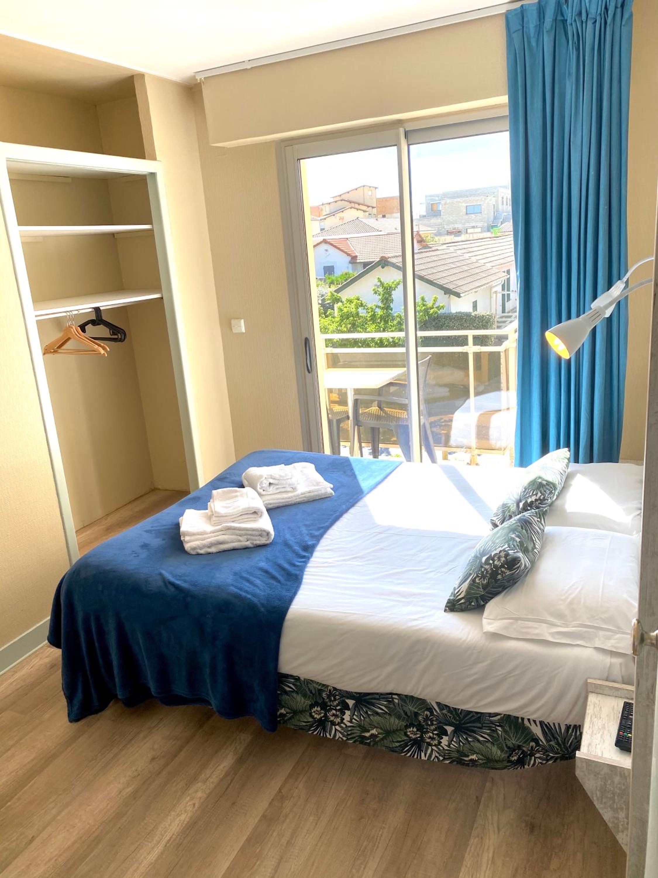 Double Room with Balcony - Photo 2