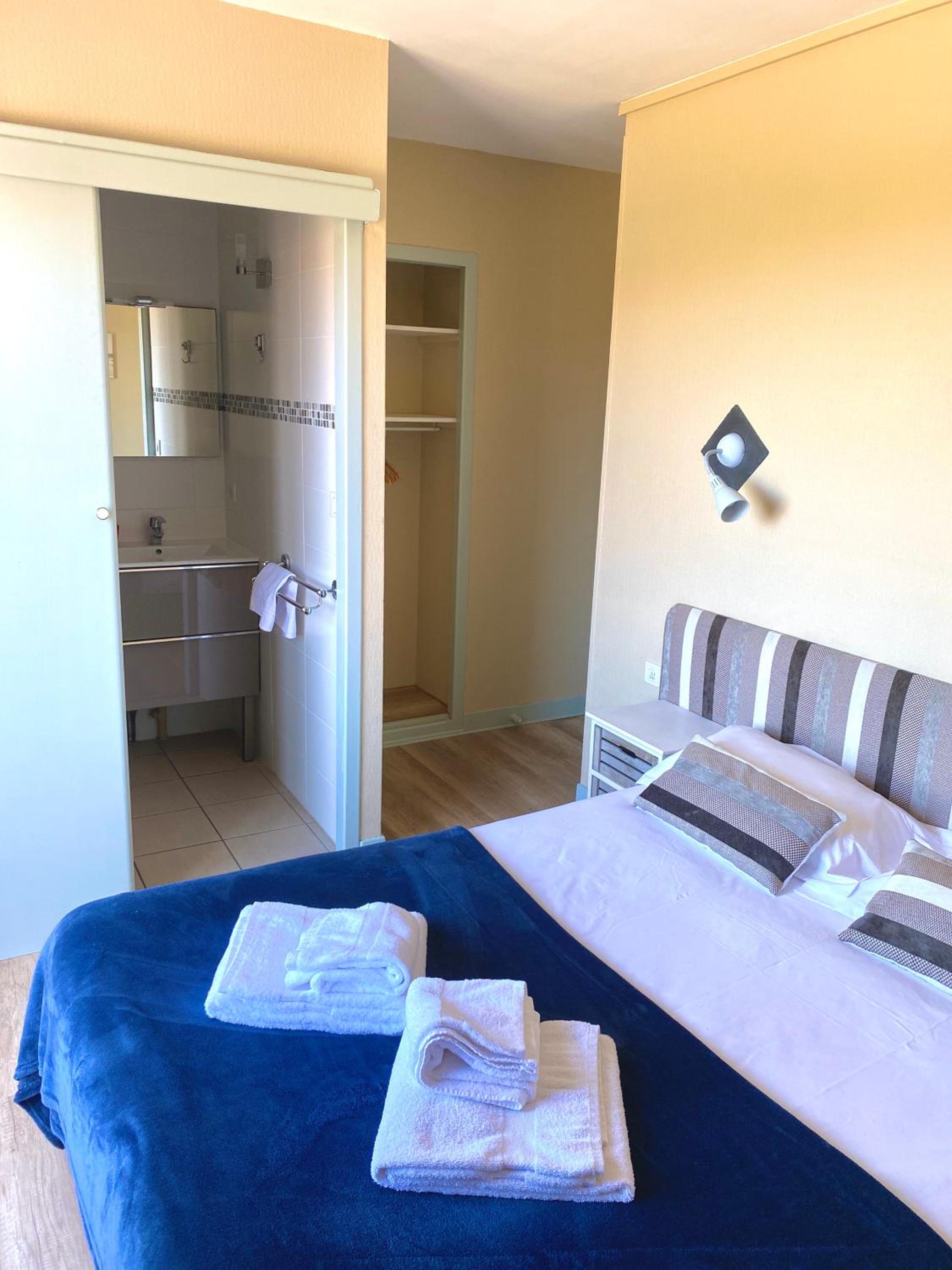 Double Room with Balcony - Photo 3