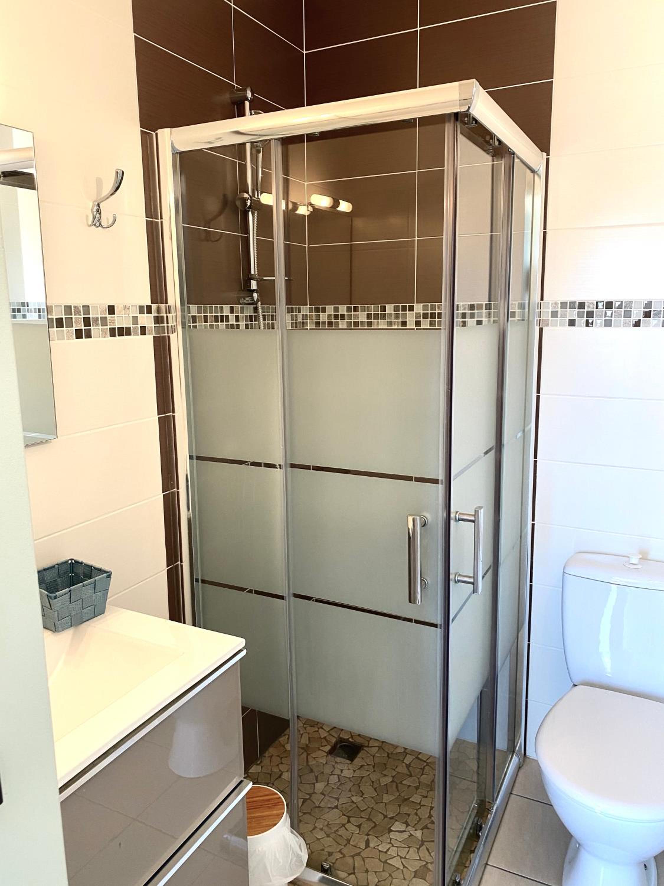 Double Room with Balcony - Photo 7