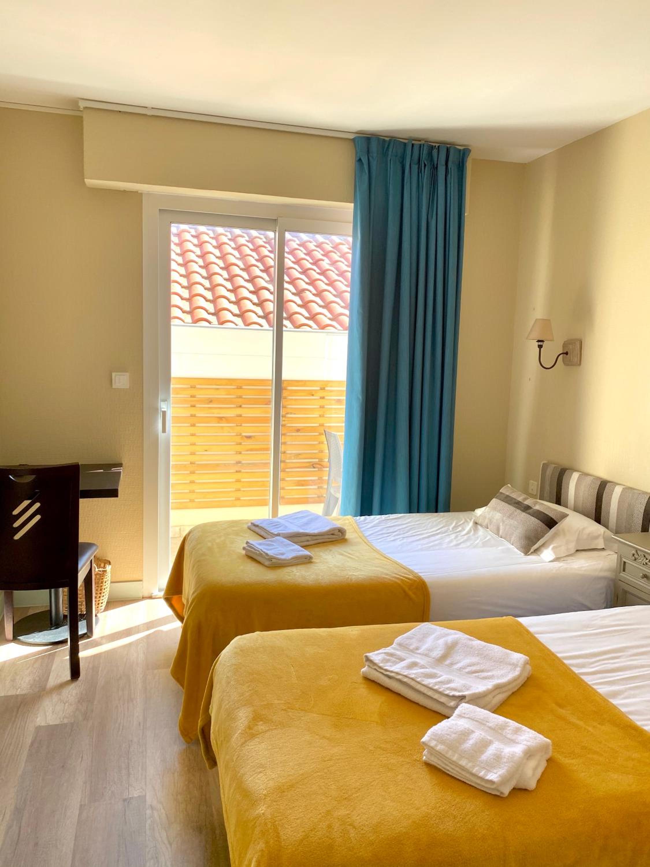 Twin Room with Balcony - Photo 2