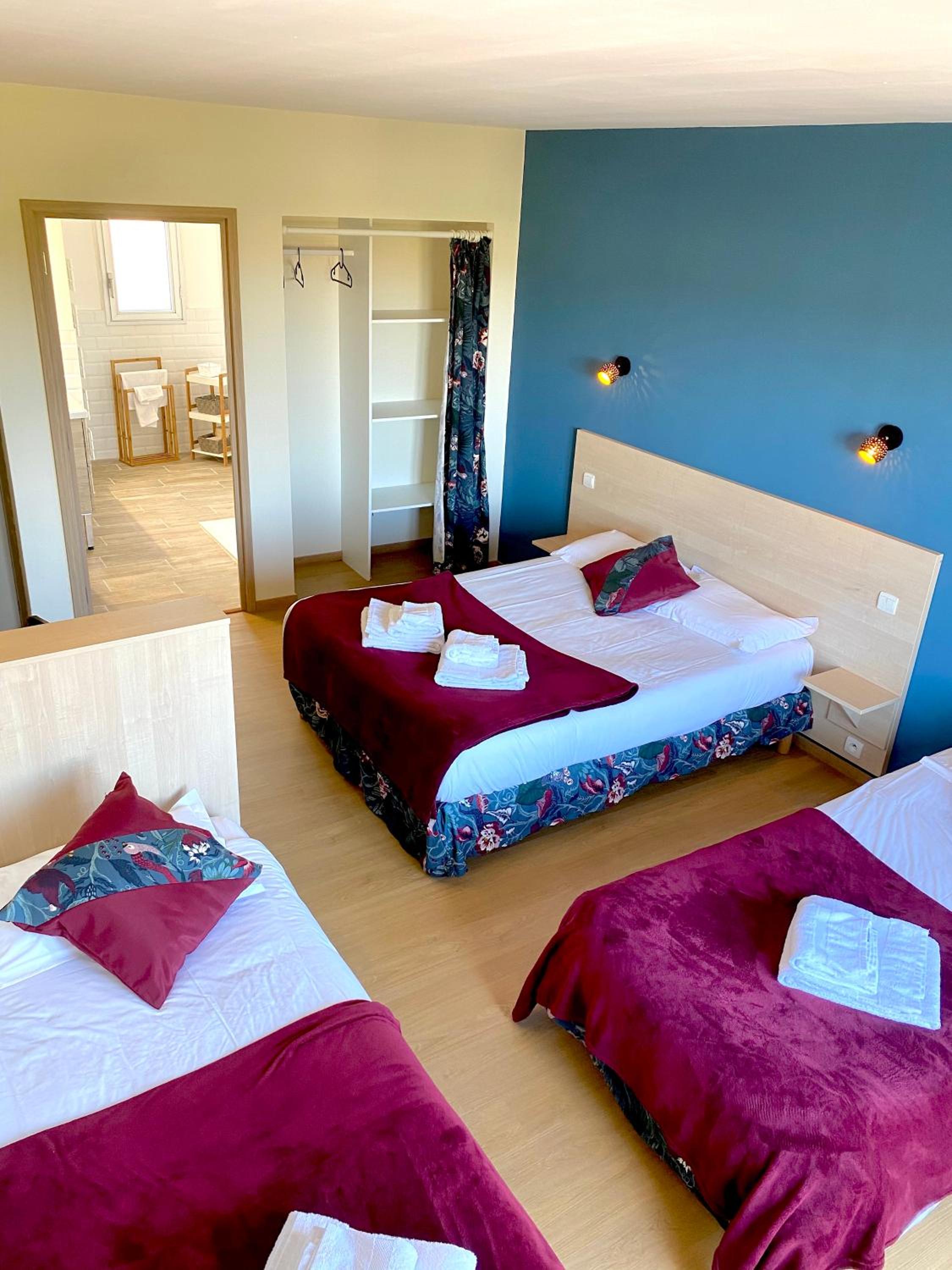 Quadruple Room with Balcony - Photo 1