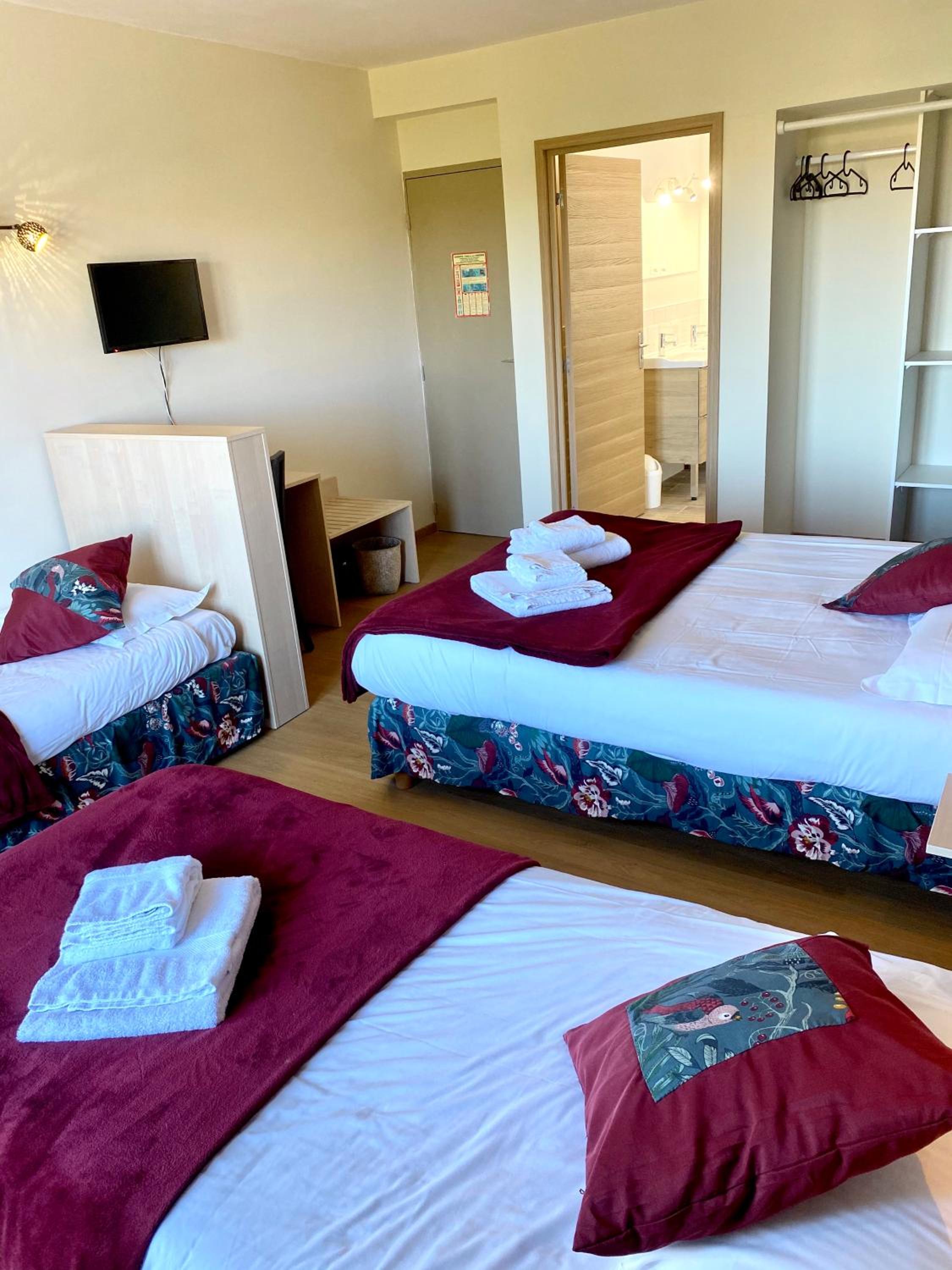 Quadruple Room with Balcony - Photo 2