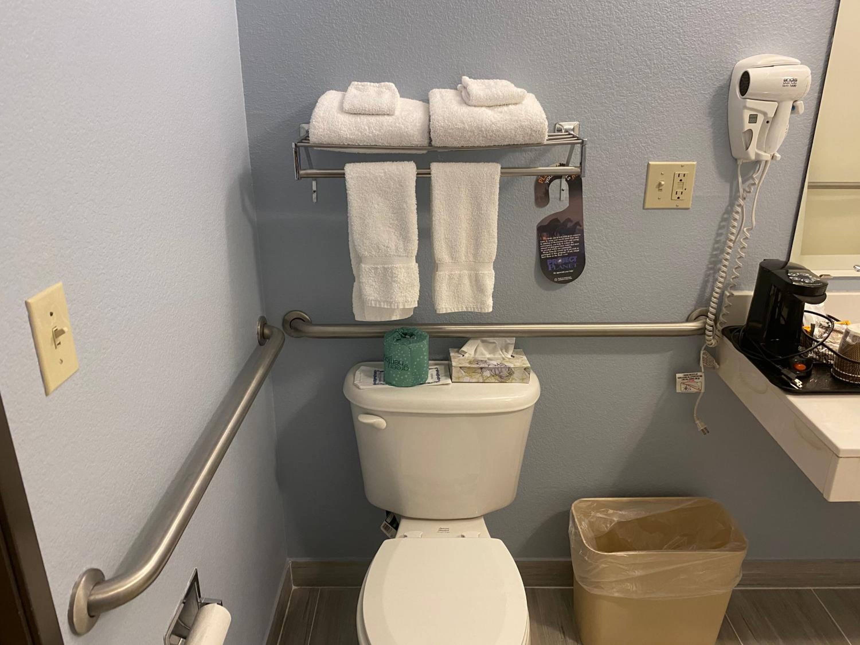 Queen Room - Disability Access - Photo 8
