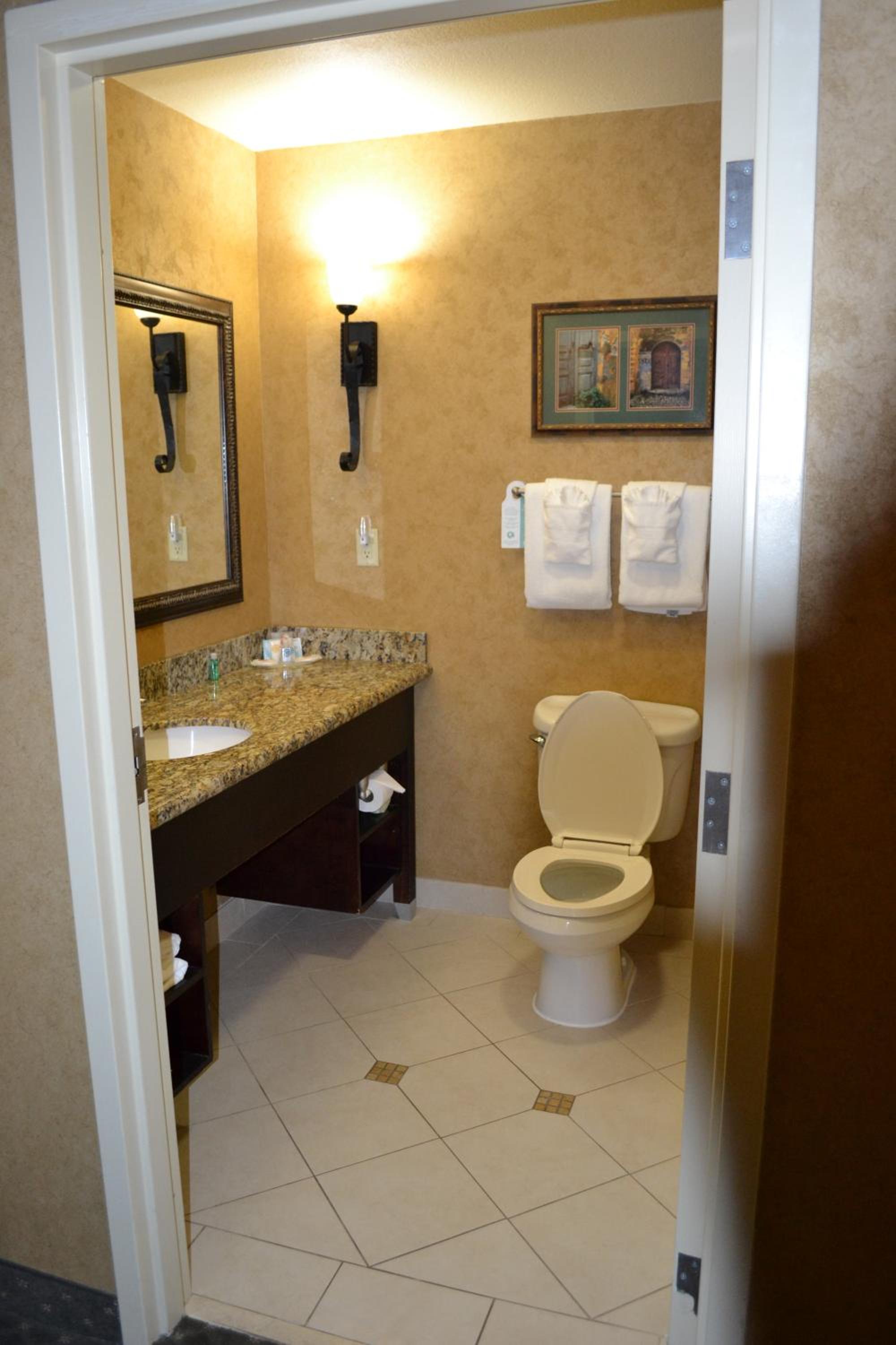 Queen Suite with Two Queen Beds and Sofa Bed - Accessible/Non-Smoking - Photo 3
