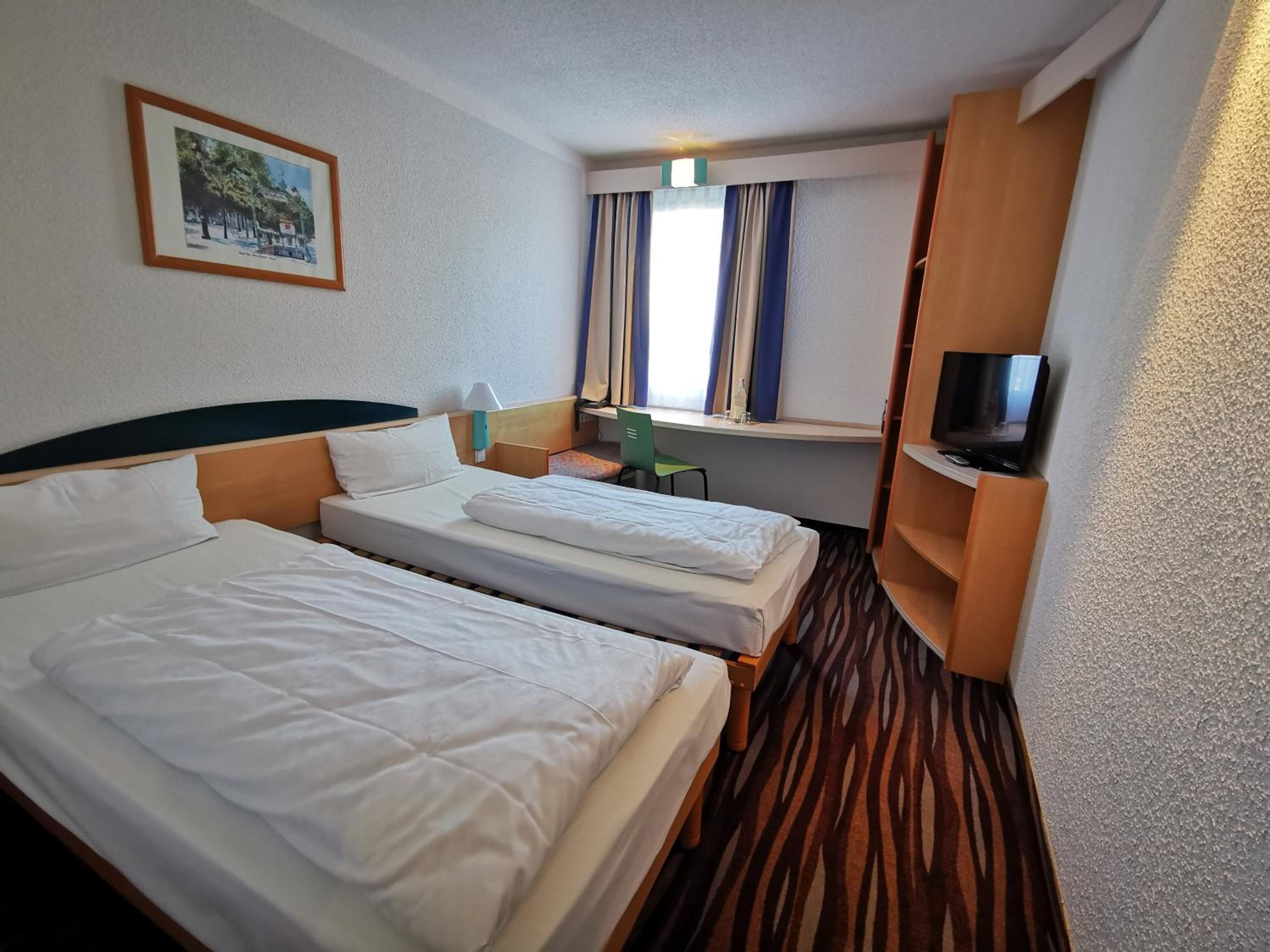 Twin Room - Photo 7