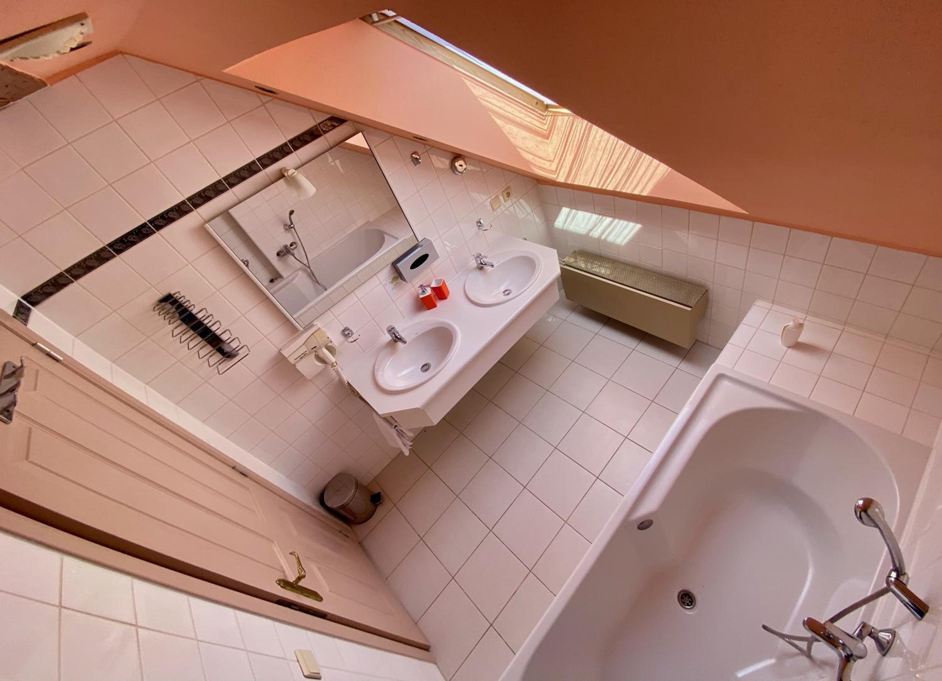 Deluxe Double Room with Bath - Photo 9
