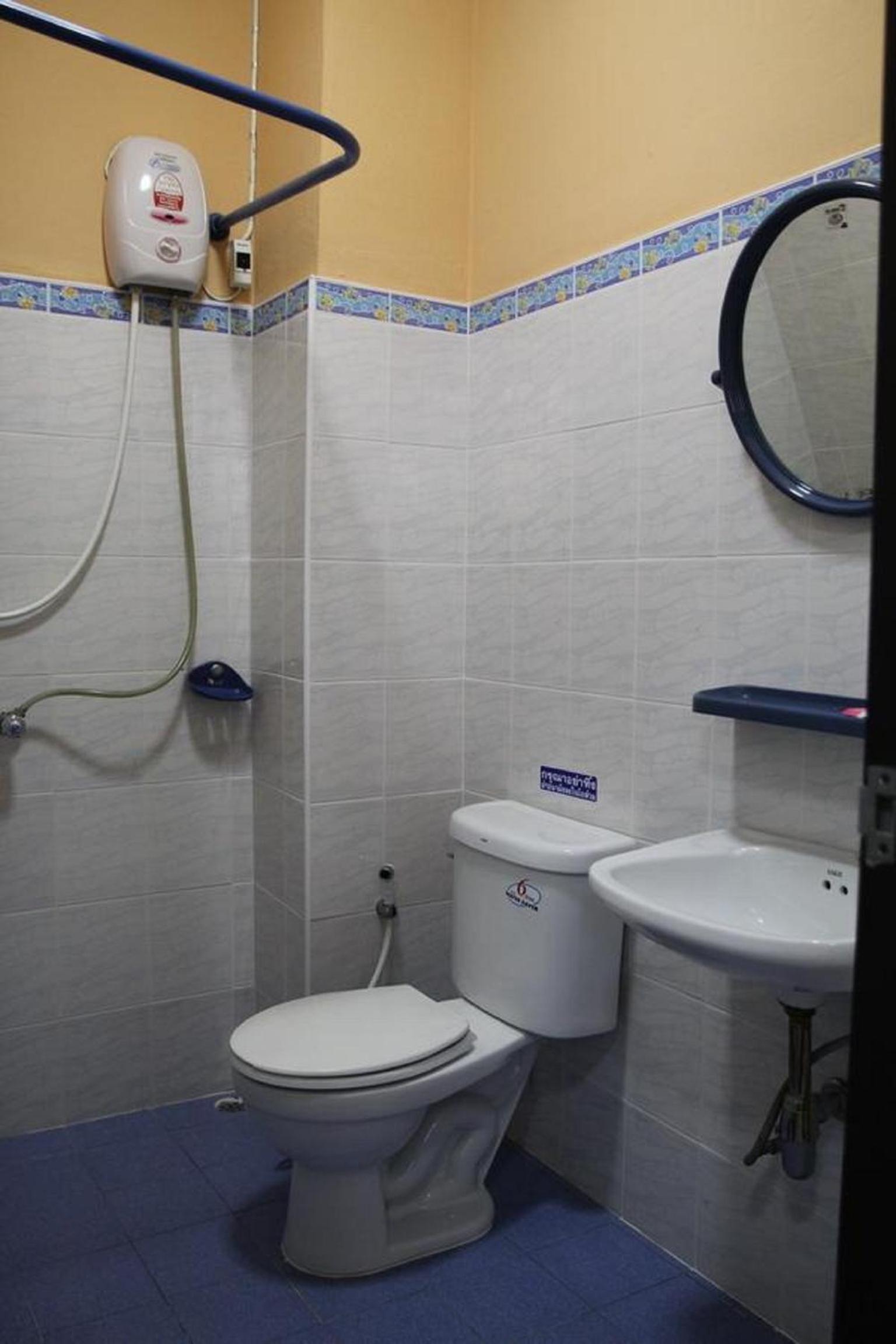 Deluxe King Room - Photo 7